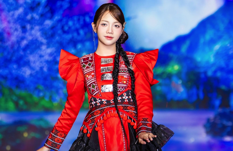 Thổ cẩm, khèn môi, váy xòe rực rỡ trên sàn catwalk- Ảnh 5.