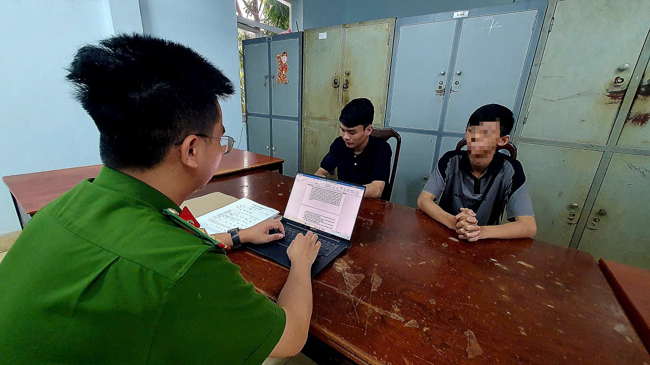 Bắt 2 thanh thiếu ni&ecirc;n đ&acirc;m người kh&aacute;c trọng thương v&igrave; cho rằng bị "nh&igrave;n đểu"- Ảnh 1.