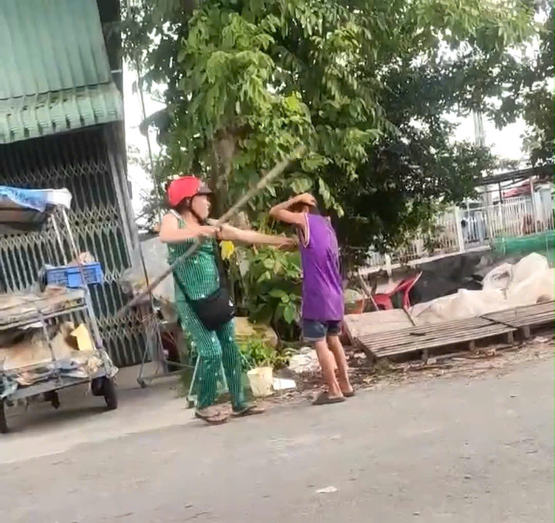 Người phụ nữ ở Cần Thơ đ&aacute;nh ch&aacute;u ruột d&atilde; man v&igrave;&hellip; b&aacute;n v&eacute; số ế - Ảnh 1.