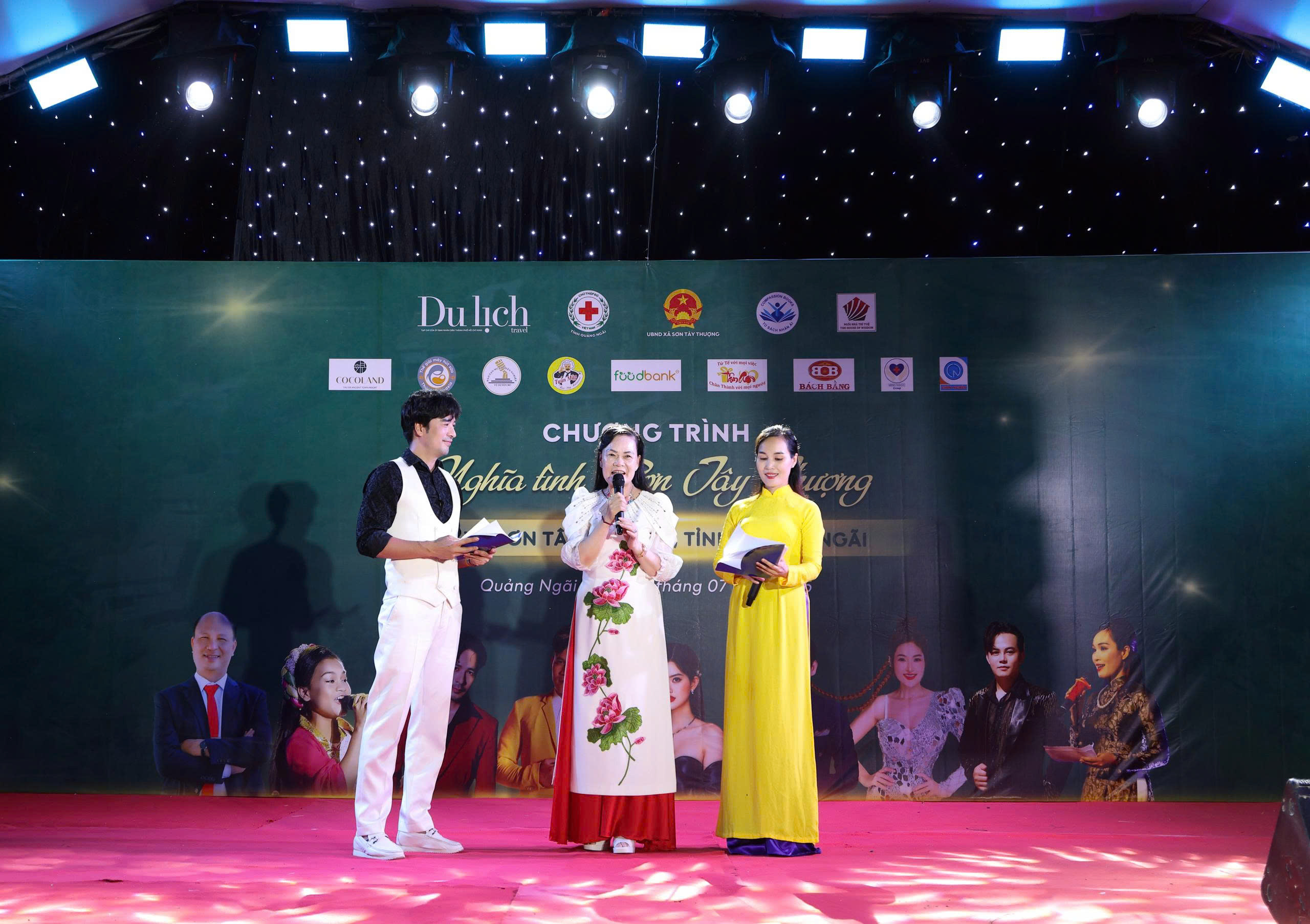 Hoa hậu Nh&acirc;n &aacute;i Đậu Hằng Nga về Quảng Ng&atilde;i tặng qu&agrave;, trao học bổng- Ảnh 4.
