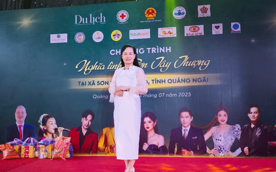 Hoa hậu Nhân ái Đậu Hằng Nga về Quảng Ngãi tặng quà, trao học bổng