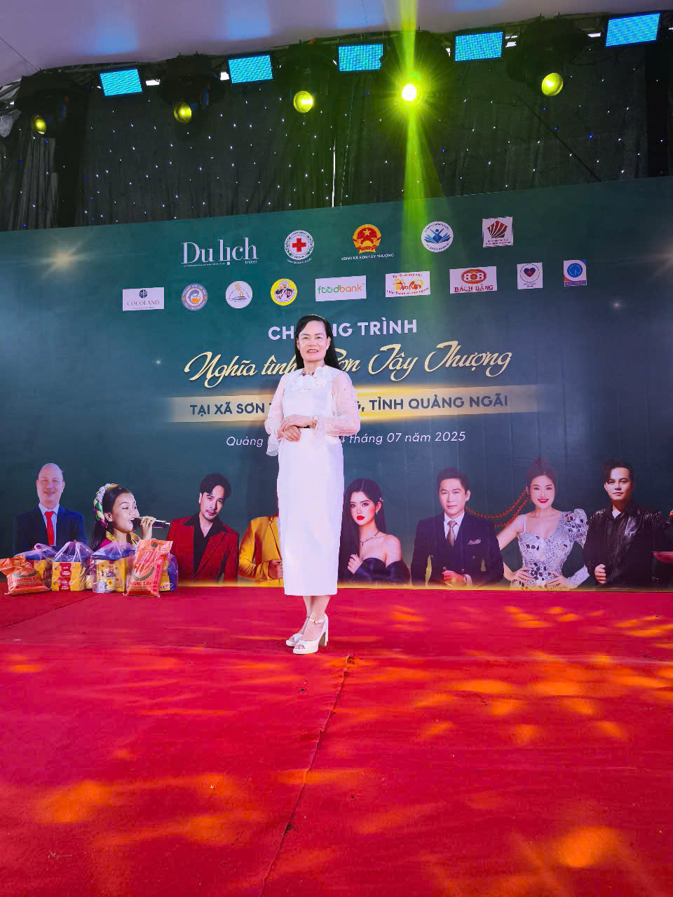Hoa hậu Nh&acirc;n &aacute;i Đậu Hằng Nga về Quảng Ng&atilde;i tặng qu&agrave;, trao học bổng- Ảnh 5.