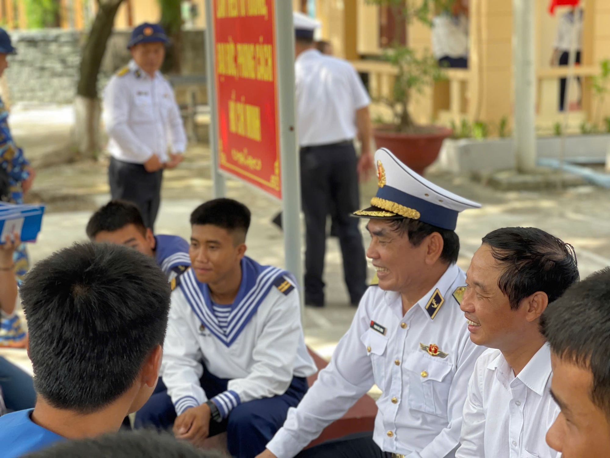 Những người l&agrave;m b&aacute;o mang trong tim h&igrave;nh h&agrave;i đất nước- Ảnh 1.
