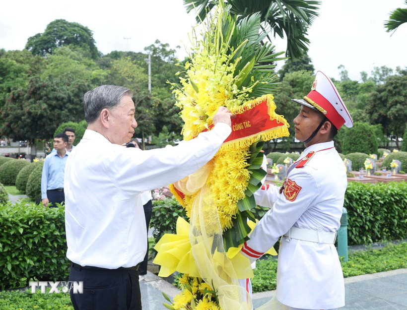 Tổng B&iacute; thư T&ocirc; L&acirc;m d&acirc;ng hương tưởng niệm c&aacute;c Anh h&ugrave;ng, Liệt sĩ tại Điện Bi&ecirc;n- Ảnh 1.