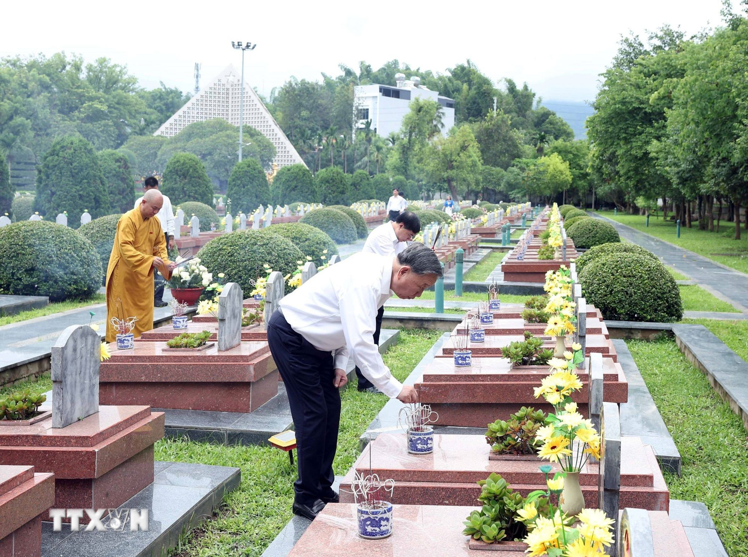 Tổng B&iacute; thư T&ocirc; L&acirc;m d&acirc;ng hương tưởng niệm c&aacute;c Anh h&ugrave;ng, Liệt sĩ tại Điện Bi&ecirc;n- Ảnh 3.
