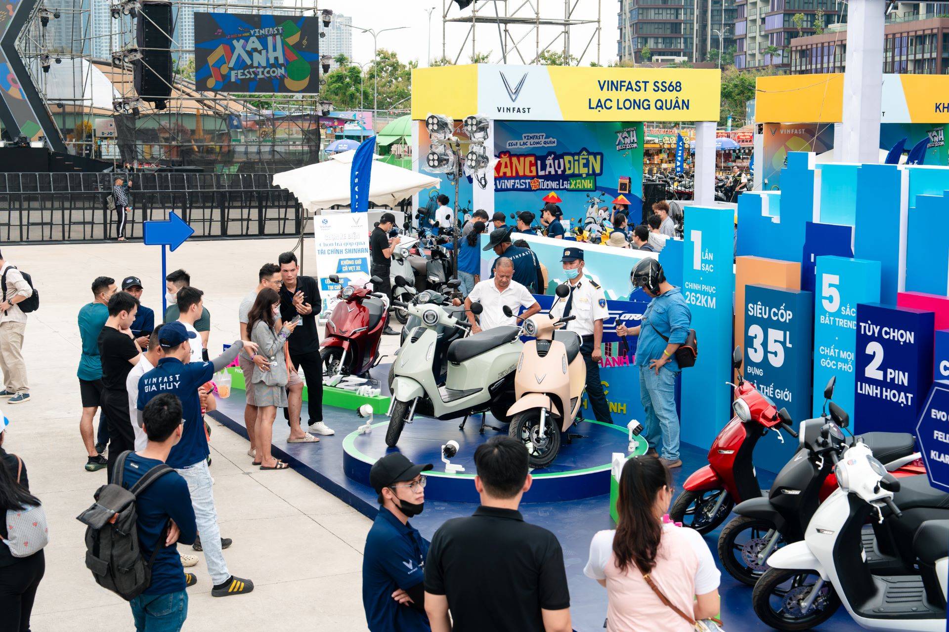 Nhiều bạn trẻ TP HCM đổi sang xe máy điện VinFast vì thiết kế đẹp, cảm giác lái tốt- Ảnh 1.