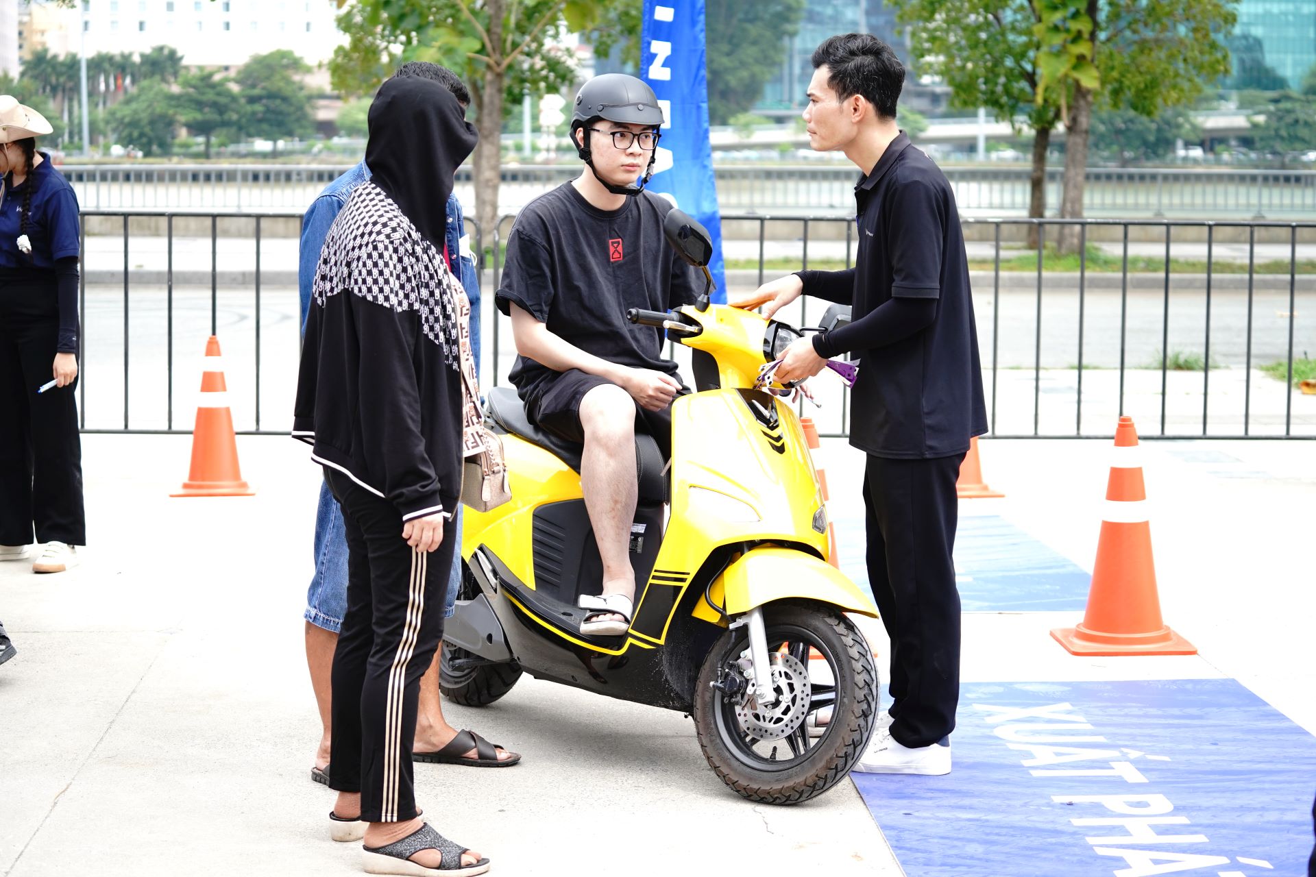 Nhiều bạn trẻ TP HCM đổi sang xe máy điện VinFast vì thiết kế đẹp, cảm giác lái tốt- Ảnh 3.