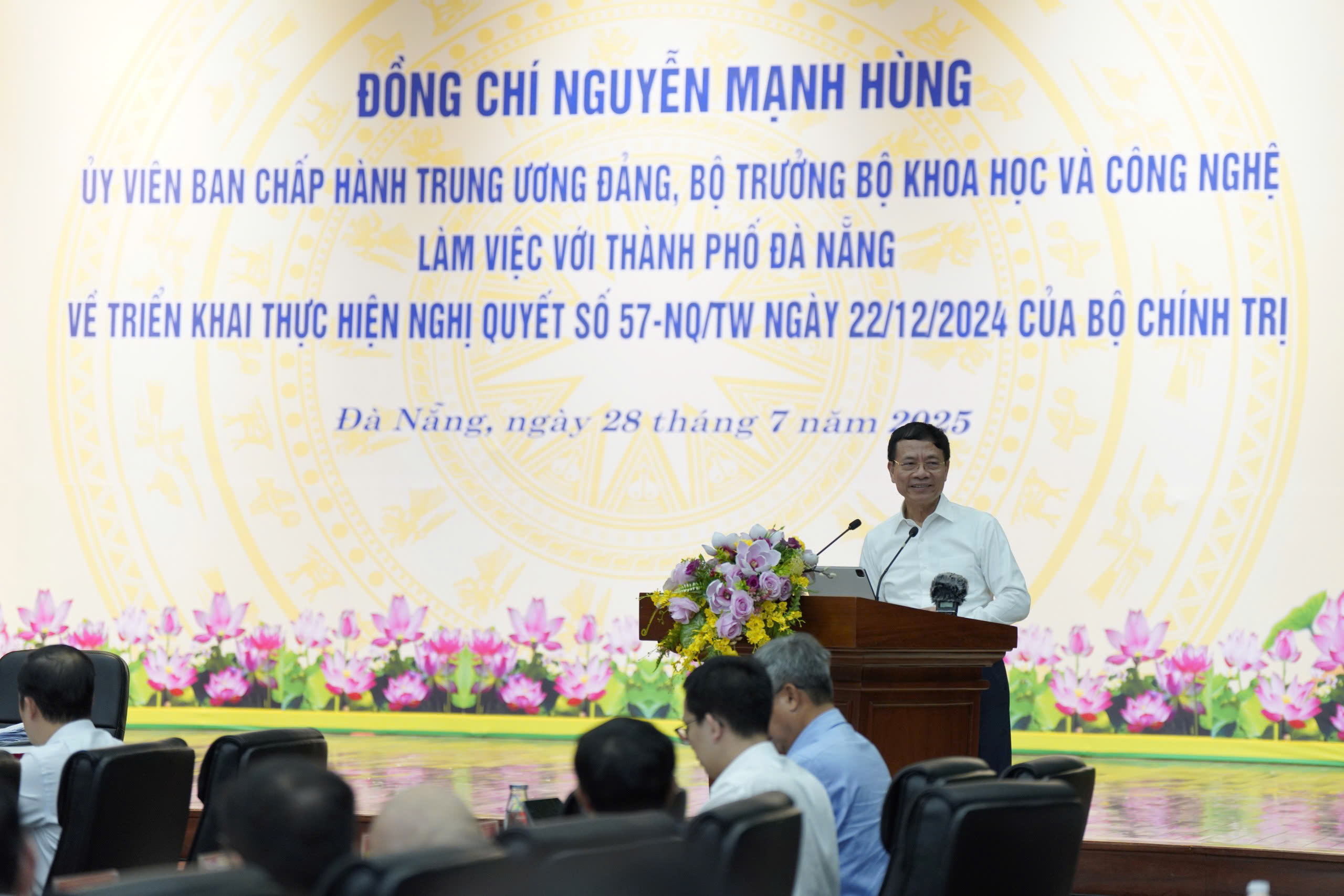 Bộ trưởng Nguyễn Mạnh H&ugrave;ng đồng h&agrave;nh c&ugrave;ng Đ&agrave; Nẵng trong đổi mới s&aacute;ng tạo - Ảnh 1.