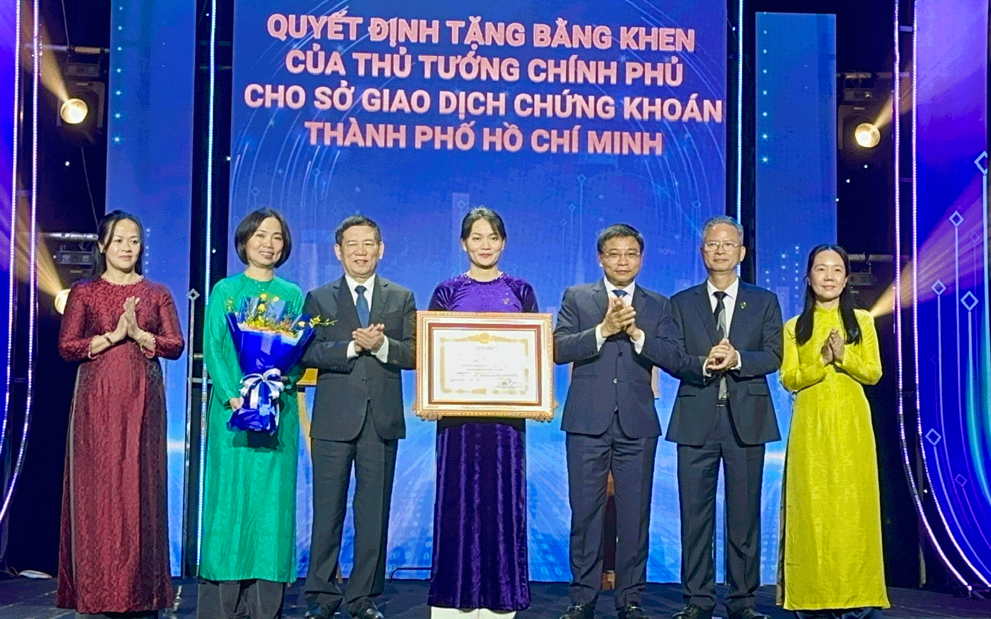 Chứng kho&aacute;n b&ugrave;ng nổ gi&aacute; trị giao dịch - Ảnh 2.