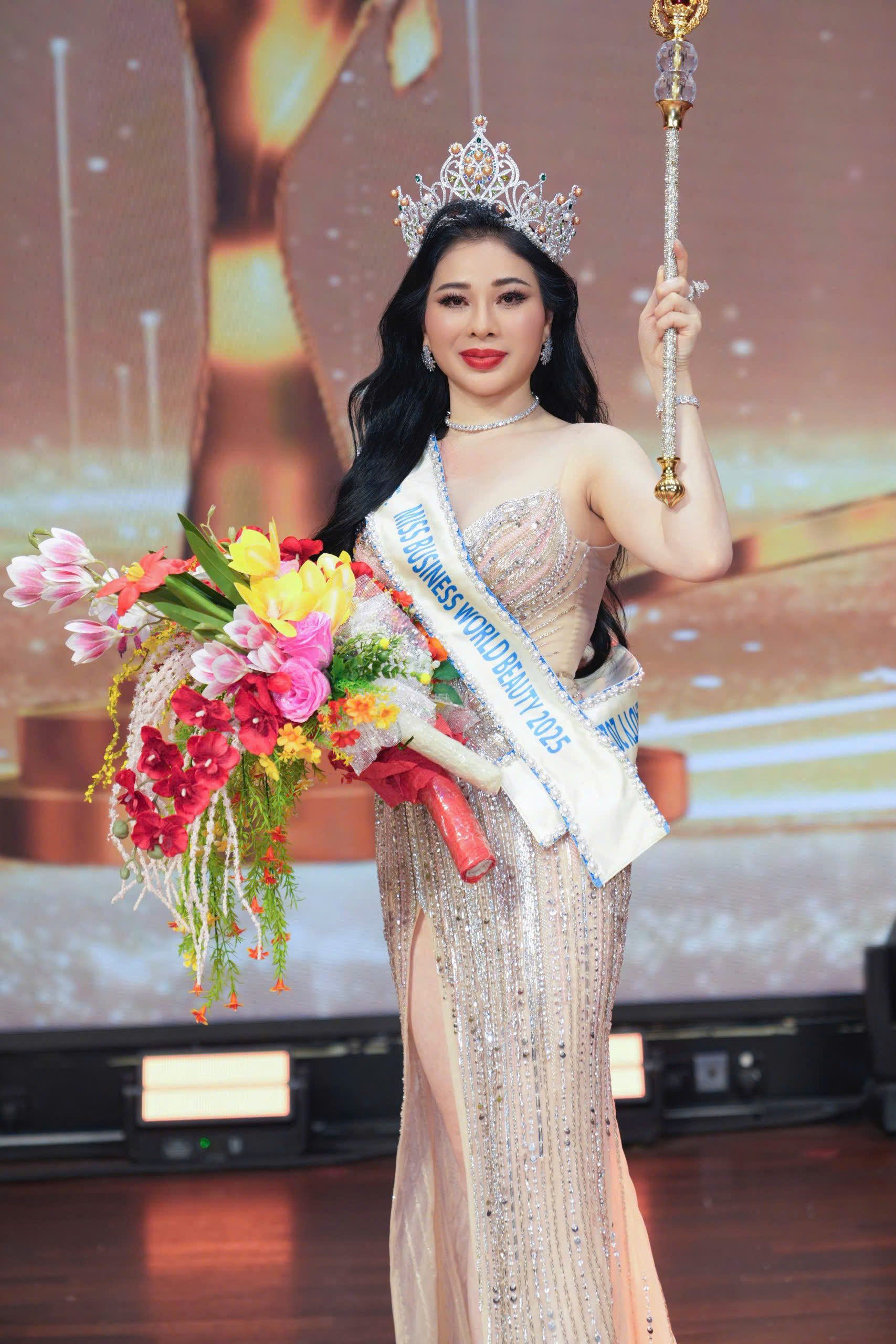 Doanh nhân ở TP HCM đăng quang hoa hậu tại Malaysia
- Ảnh 1.