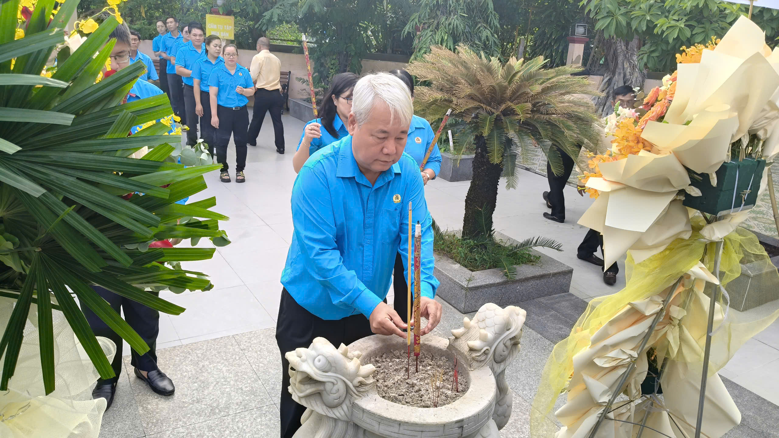 C&aacute;n bộ C&ocirc;ng đo&agrave;n TP HCM d&acirc;ng hương tưởng nhớ Chủ tịch Hồ Ch&iacute; Minh, Chủ tịch T&ocirc;n Đức Thắng- Ảnh 5.