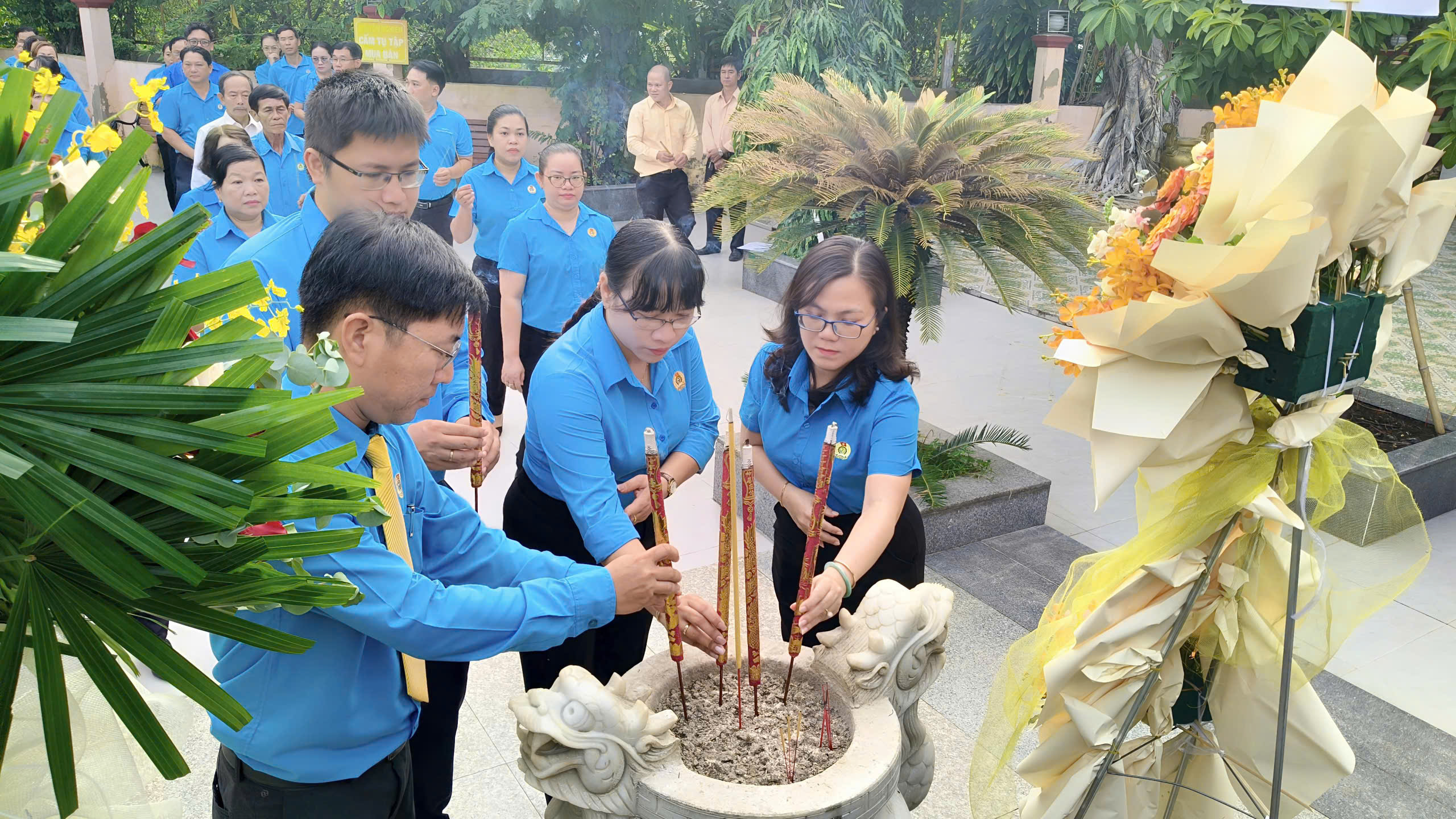 C&aacute;n bộ C&ocirc;ng đo&agrave;n TP HCM d&acirc;ng hương tưởng nhớ Chủ tịch Hồ Ch&iacute; Minh, Chủ tịch T&ocirc;n Đức Thắng- Ảnh 6.