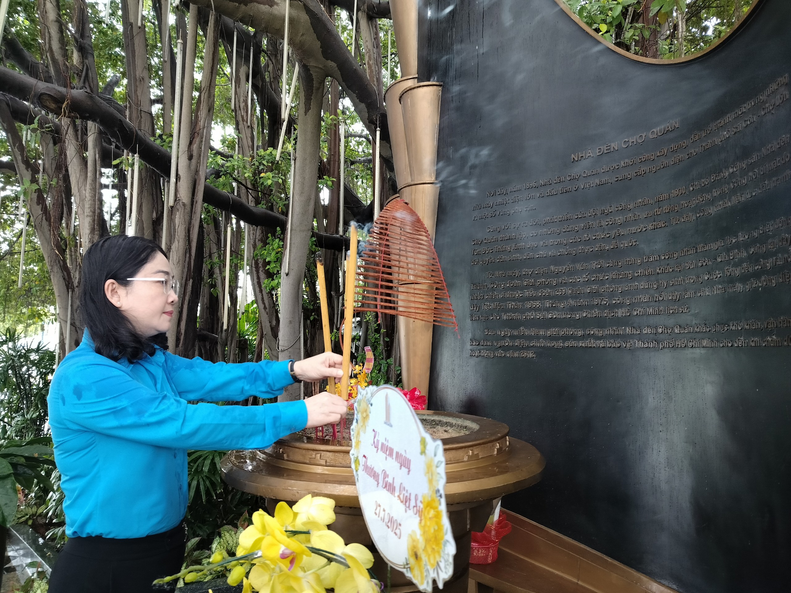 C&aacute;n bộ C&ocirc;ng đo&agrave;n TP HCM d&acirc;ng hương tưởng nhớ Chủ tịch Hồ Ch&iacute; Minh, Chủ tịch T&ocirc;n Đức Thắng- Ảnh 4.