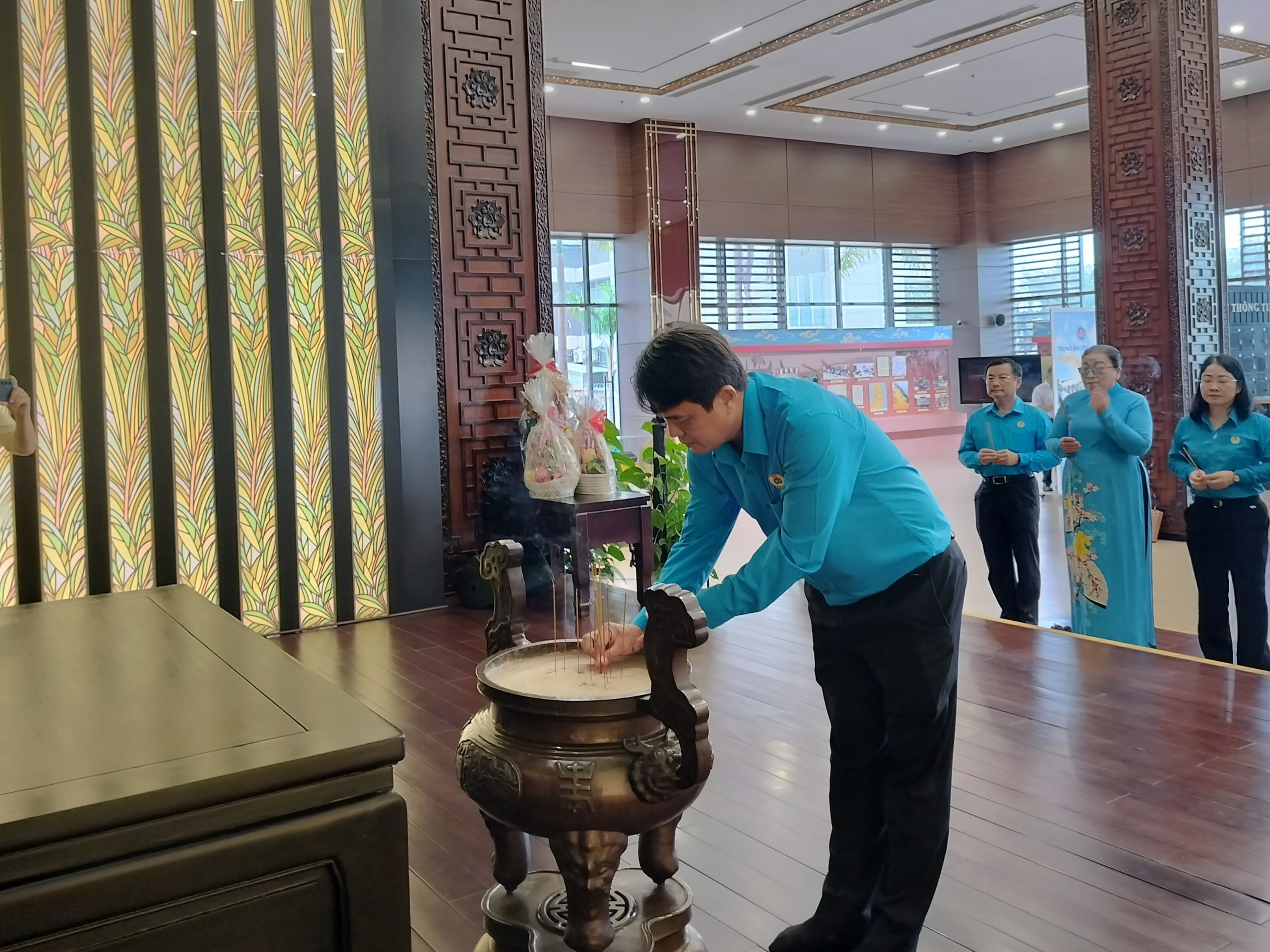 C&aacute;n bộ C&ocirc;ng đo&agrave;n TP HCM d&acirc;ng hương tưởng nhớ Chủ tịch Hồ Ch&iacute; Minh, Chủ tịch T&ocirc;n Đức Thắng- Ảnh 2.