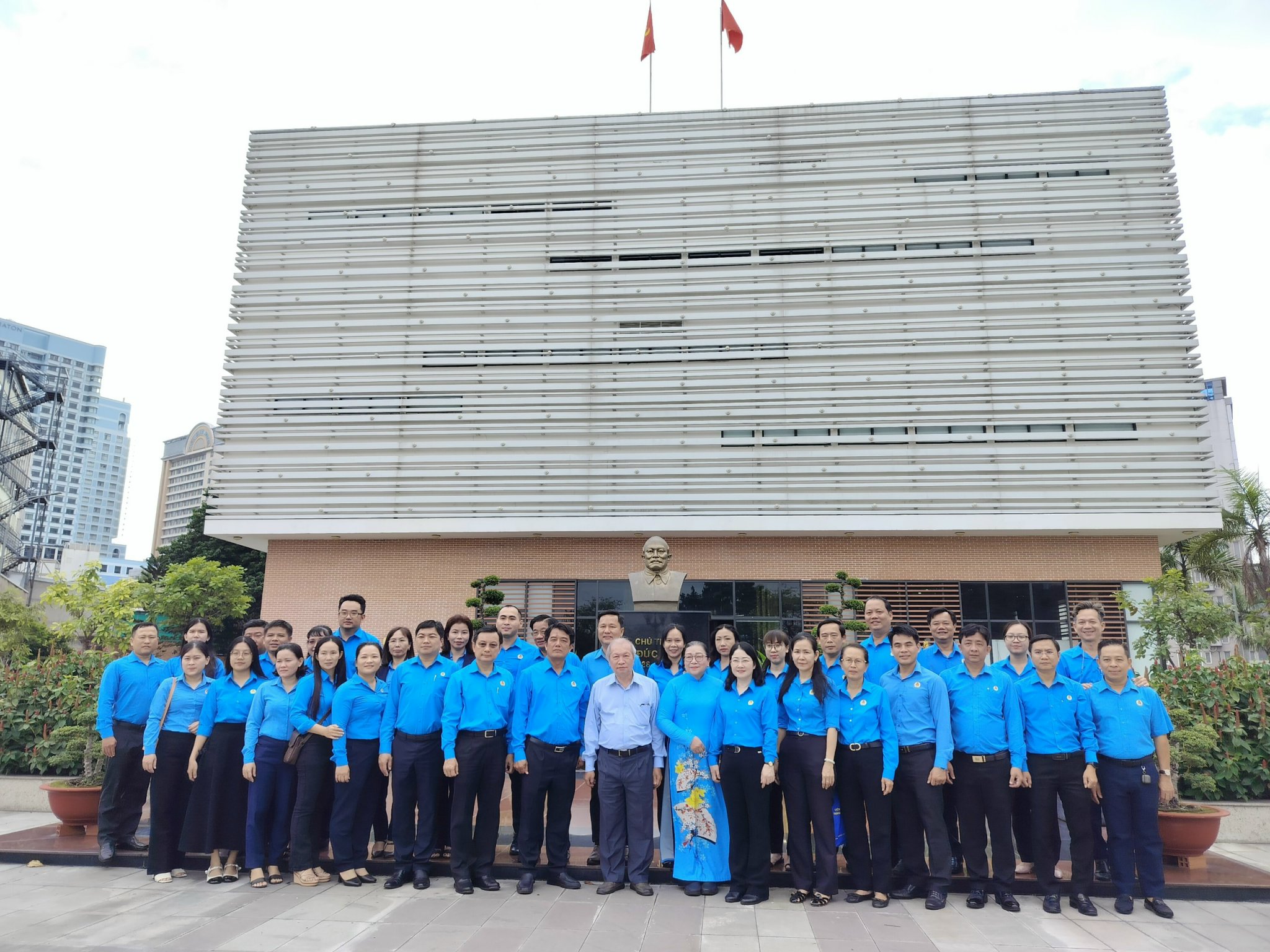 C&aacute;n bộ C&ocirc;ng đo&agrave;n TP HCM d&acirc;ng hương tưởng nhớ Chủ tịch Hồ Ch&iacute; Minh, Chủ tịch T&ocirc;n Đức Thắng- Ảnh 3.