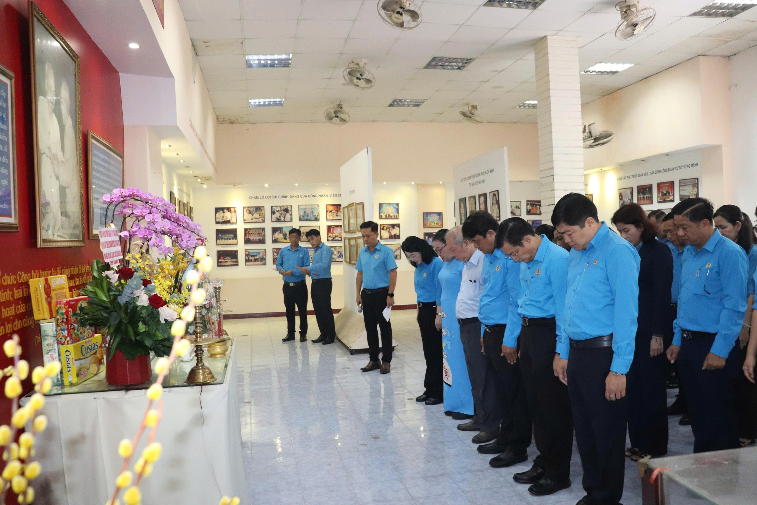 C&aacute;n bộ C&ocirc;ng đo&agrave;n TP HCM d&acirc;ng hương tưởng nhớ Chủ tịch Hồ Ch&iacute; Minh, Chủ tịch T&ocirc;n Đức Thắng- Ảnh 1.