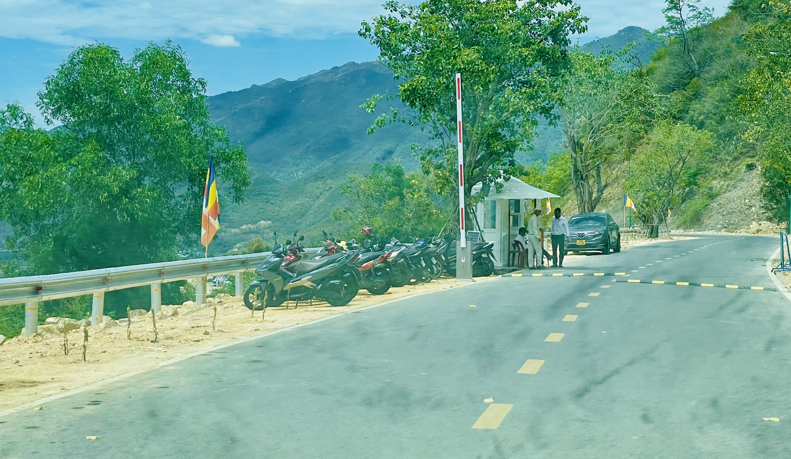 Cung đường nguy hiểm khi đổ dốc n&uacute;i Ch&iacute;n Kh&uacute;c Nha Trang- Ảnh 3.
