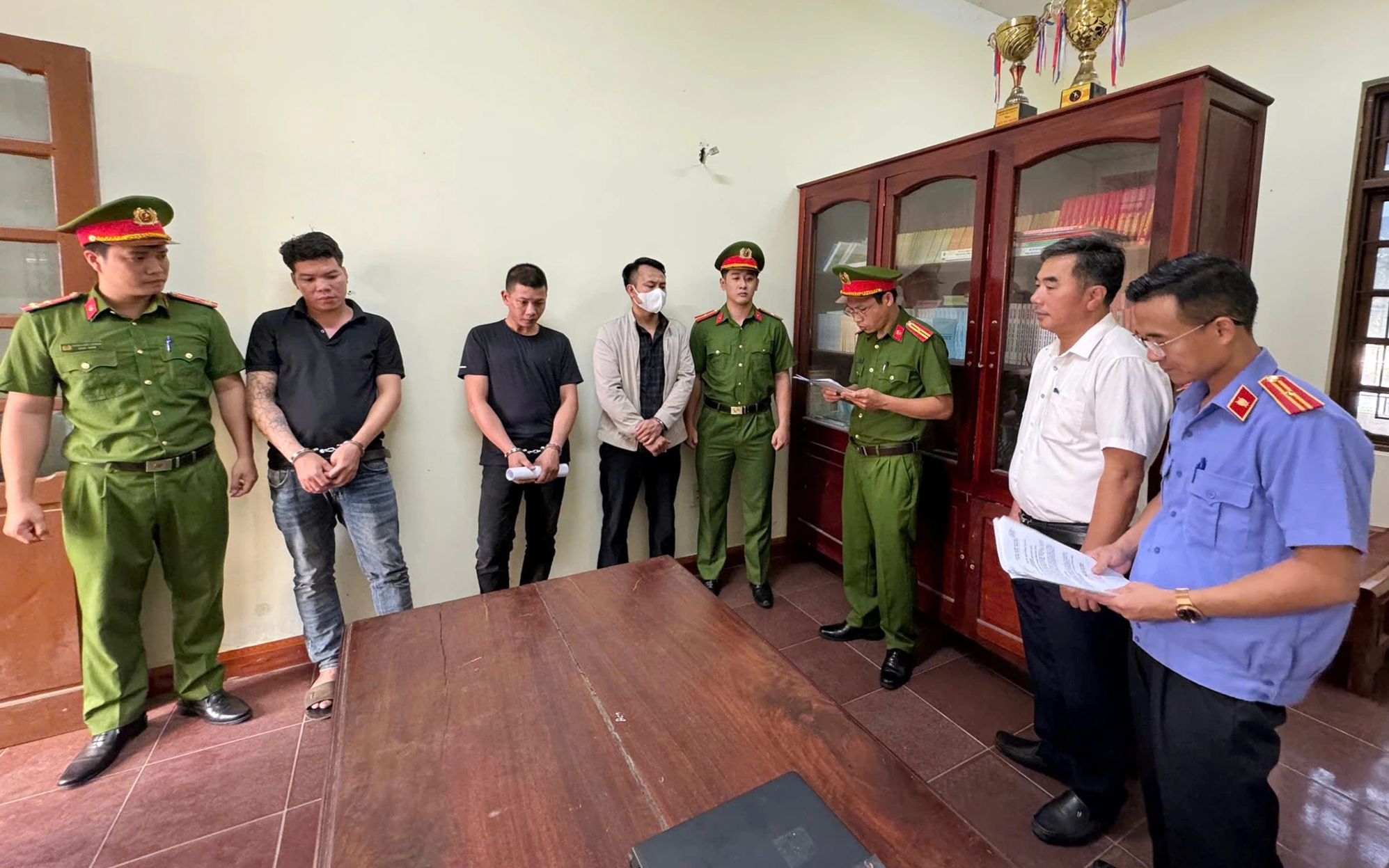 Vì sao chủ nha khoa Sài Gòn Dentist bị 3 thanh niên hành hung dã man? 