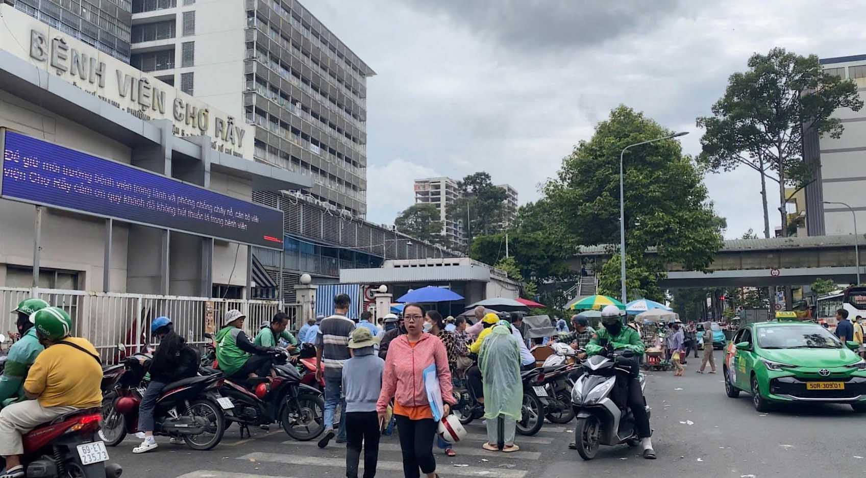 Nhức nhối "cò" khám bệnh lộng hành (*): Nhiều cơ sở y tế phải cầu cứu cơ quan chức năng- Ảnh 1.