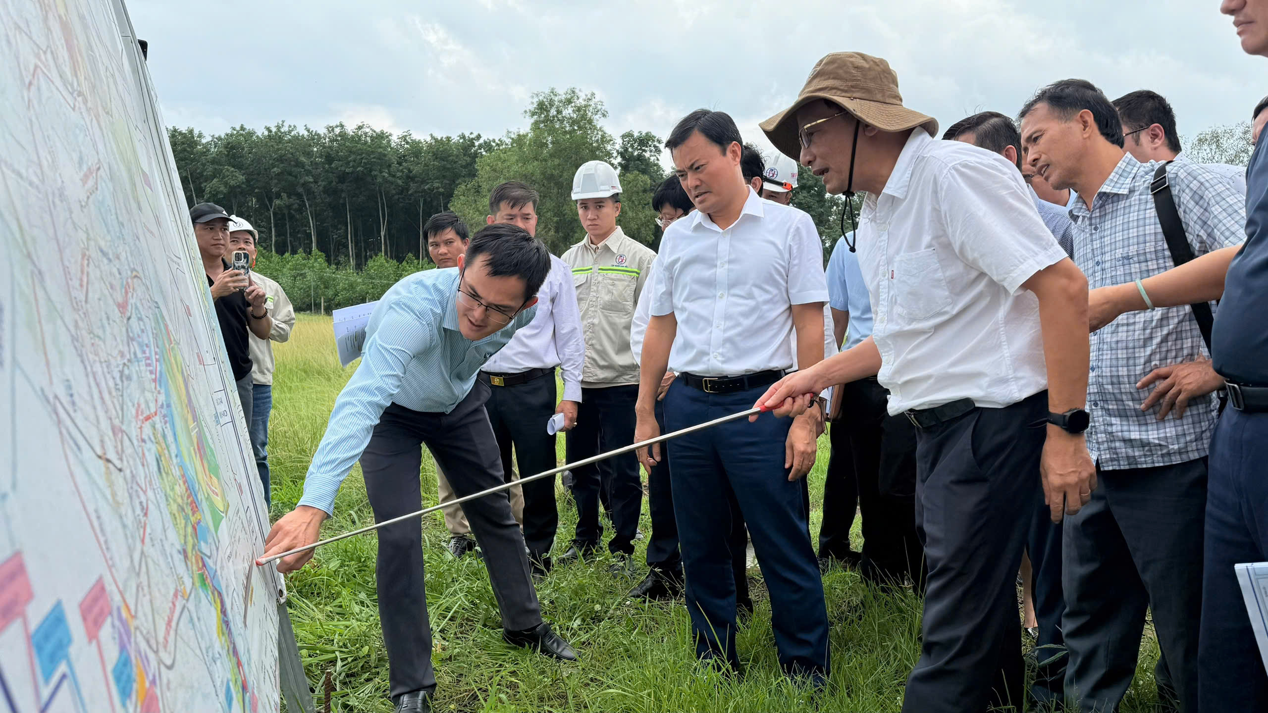Phó Chủ tịch UBND TP HCM Bùi Xuân Cường khảo sát thực địa 3 dự án đặc biệt quan trọng - Ảnh 1.