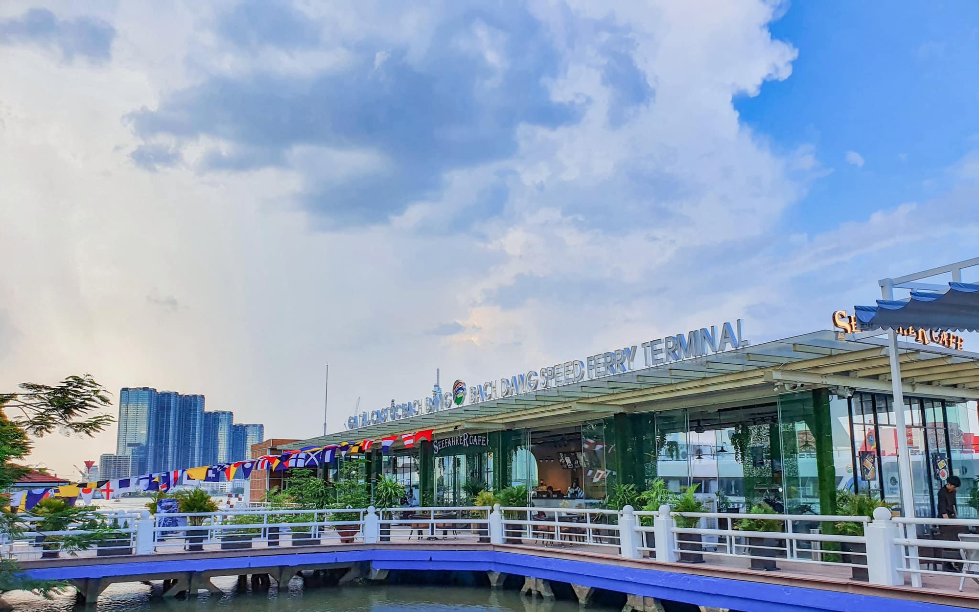 Phá dỡ Cầu cảng số 2 để thi công cầu đi bộ qua sông Sài Gòn