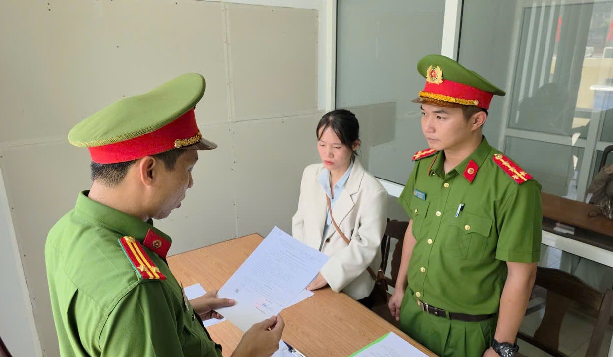 Bắt tạm giam một nữ nh&acirc;n vi&ecirc;n ng&acirc;n h&agrave;ng ở Đ&agrave; Nẵng - Ảnh 1.