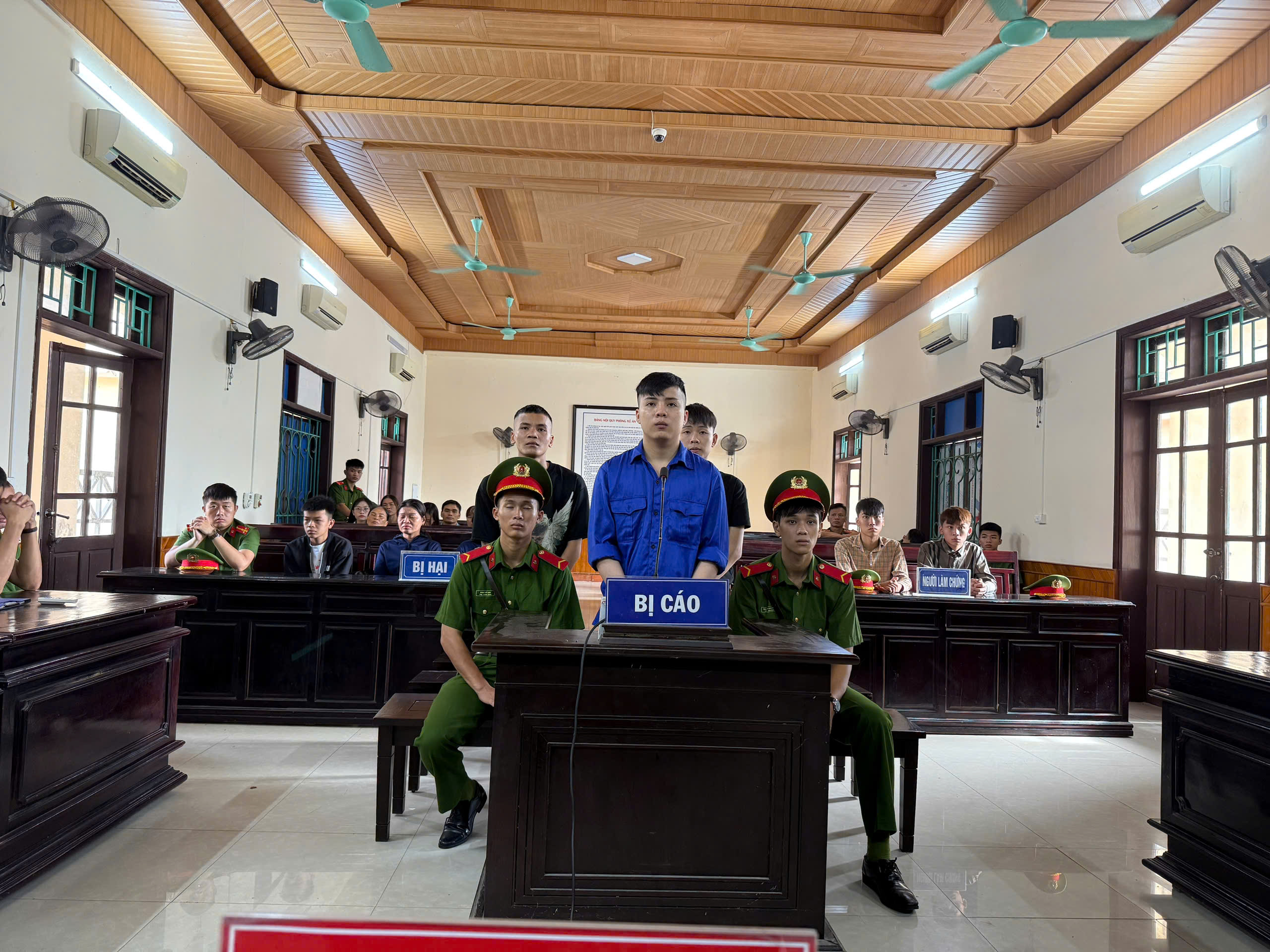 Hai anh em vướng vòng lao lý sau cuộc hỗn chiến trên đường- Ảnh 1.