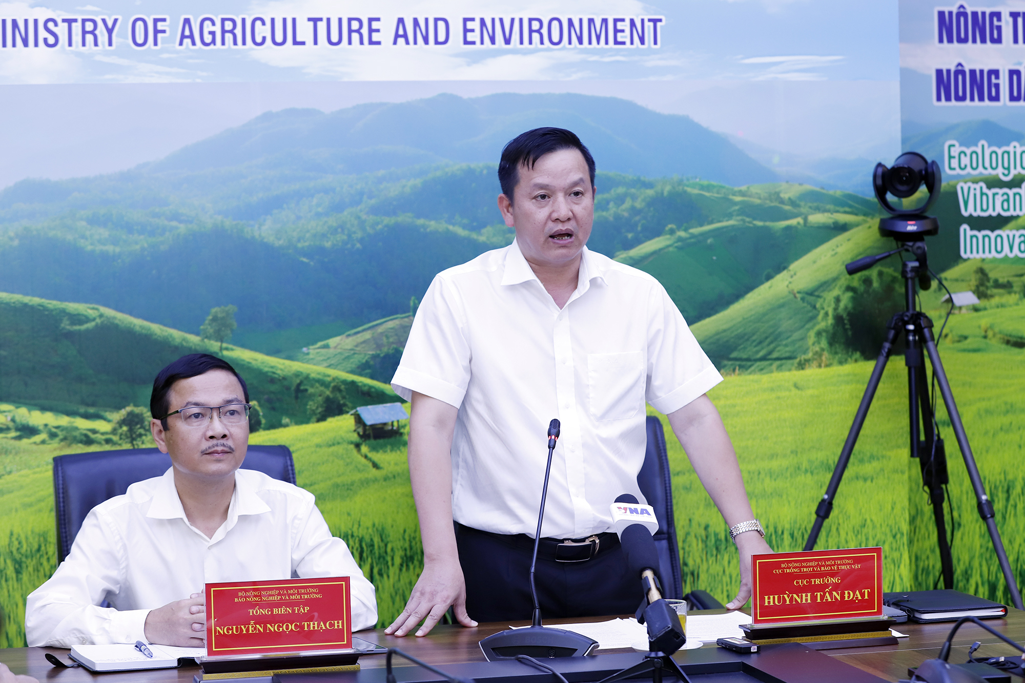 Thanh long, hồ ti&ecirc;u "tắc đường" v&agrave;o EU, Bộ N&ocirc;ng nghiệp v&agrave; M&ocirc;i trường họp n&oacute;ng - Ảnh 1.
