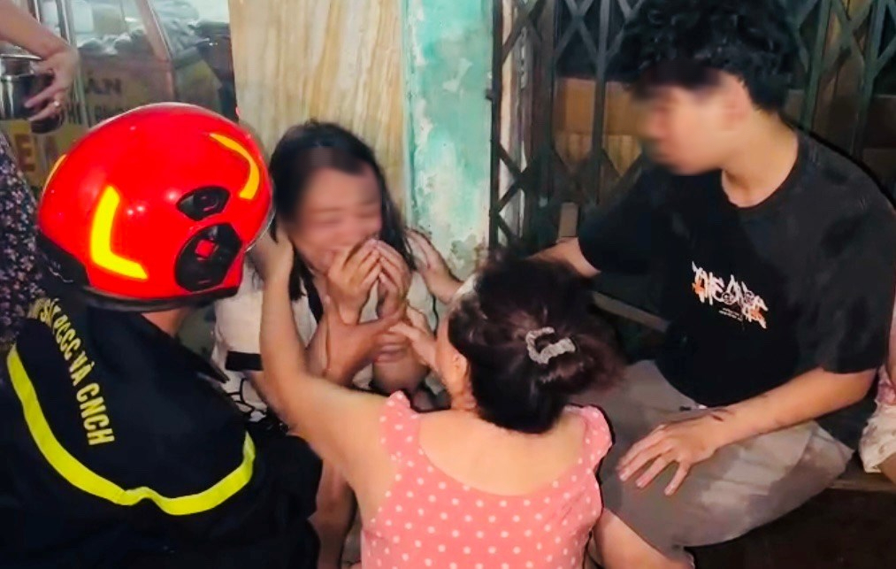 Cứu 5 người mắc kẹt trong đ&aacute;m ch&aacute;y nh&agrave; d&acirc;n, 1 cảnh s&aacute;t bị nhiễm kh&oacute;i- Ảnh 1.