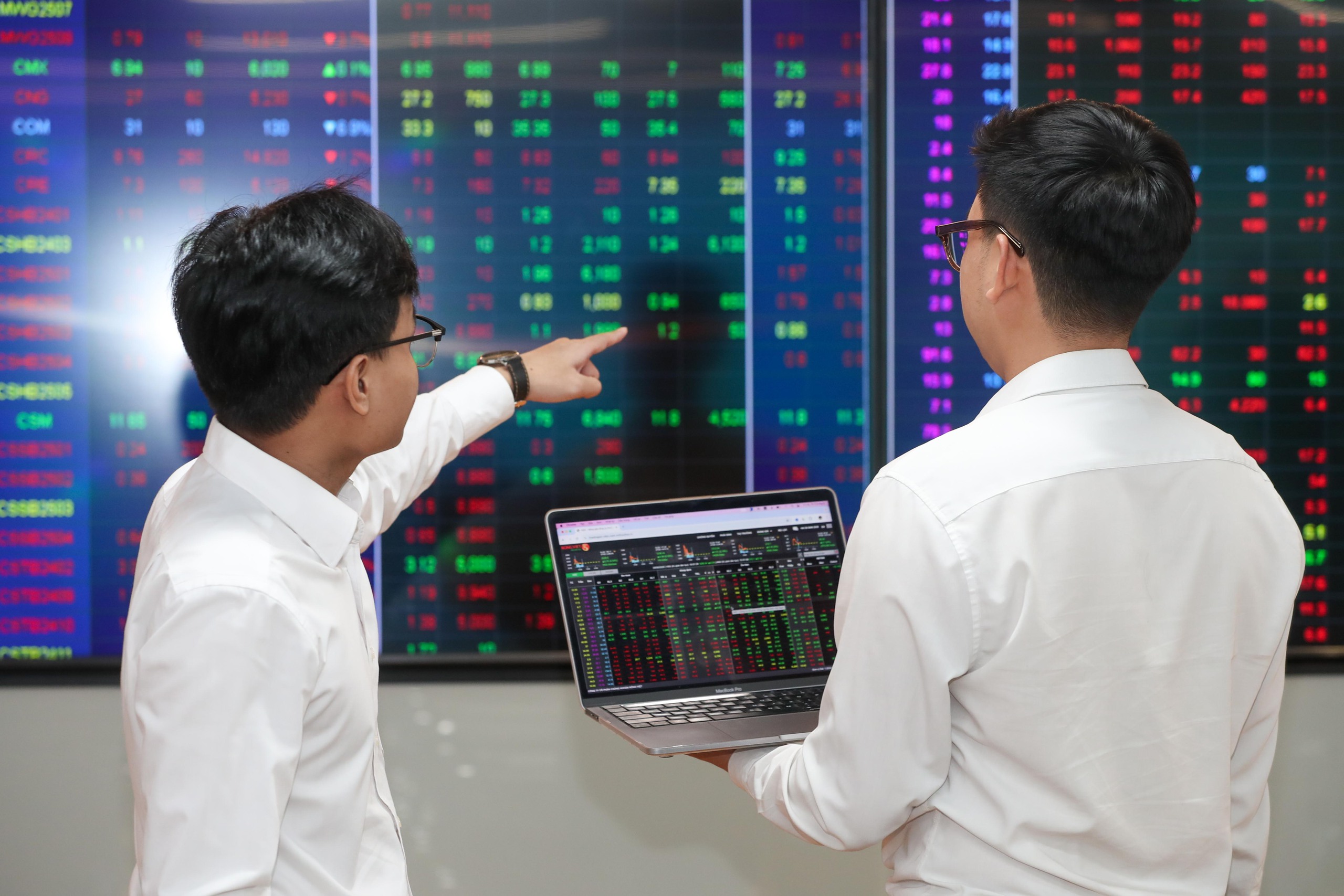 Chứng kho&aacute;n b&ugrave;ng nổ gi&aacute; trị giao dịch- Ảnh 1.