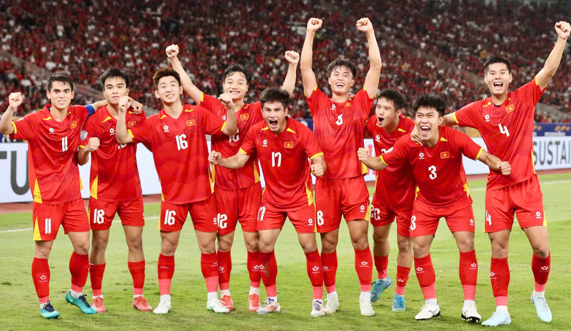 U23 Đông Nam Á 2025: Vì sao HLV Kim Sang-sik vái lạy trọng tài?- Ảnh 3.