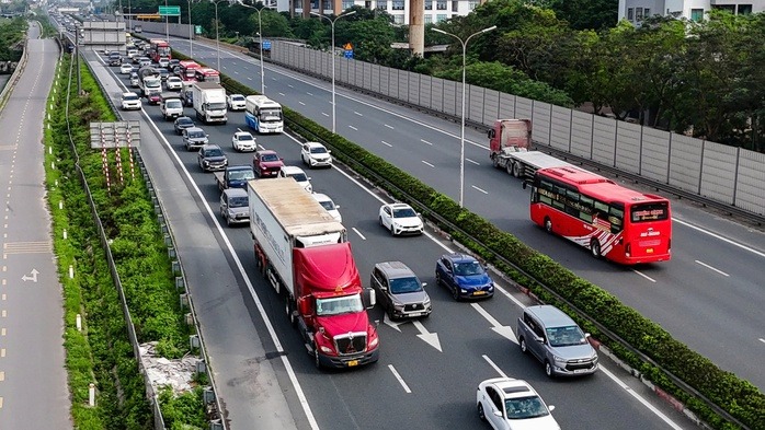 Tắc đường, sự cố, kh&ocirc;ng c&oacute; trạm dừng nghỉ&hellip;th&igrave; thời gian l&aacute;i xe li&ecirc;n tục t&iacute;nh như thế n&agrave;o?.   - Ảnh 1.
