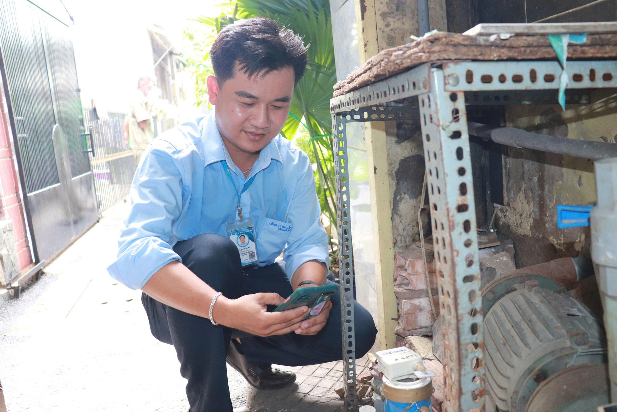 TP HCM: Người dân cảnh báo thủ đoạn lừa đảo gắn đồng hồ nước trái phép- Ảnh 1.