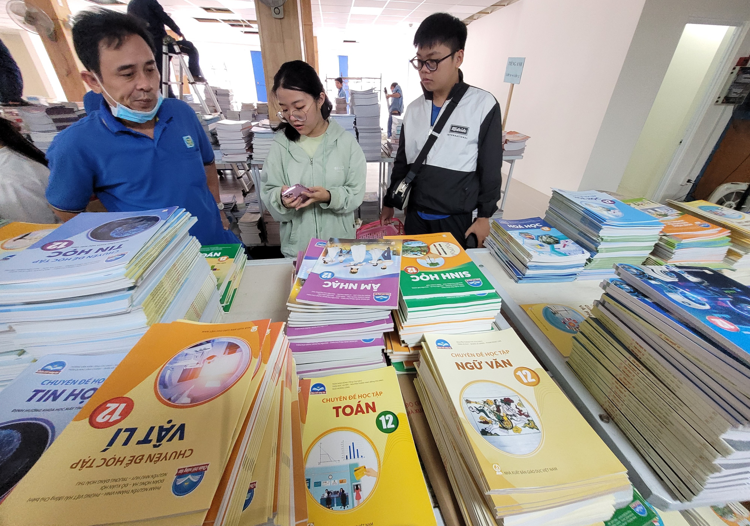 Mời bạn đọc nêu giải pháp cho các vấn đề về sách giáo khoa- Ảnh 1.