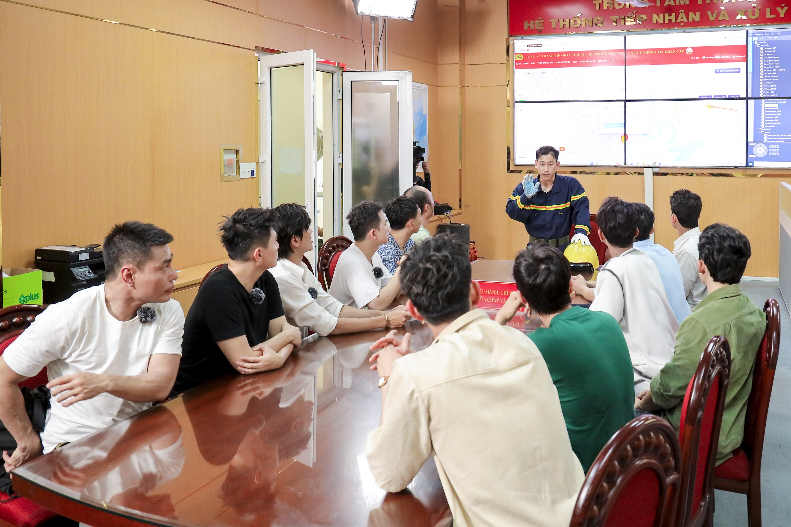 Bộ C&ocirc;ng an nhận "cơn mưa" lời khen sau tập 1 Chiến sĩ quả cảm   - Ảnh 4.