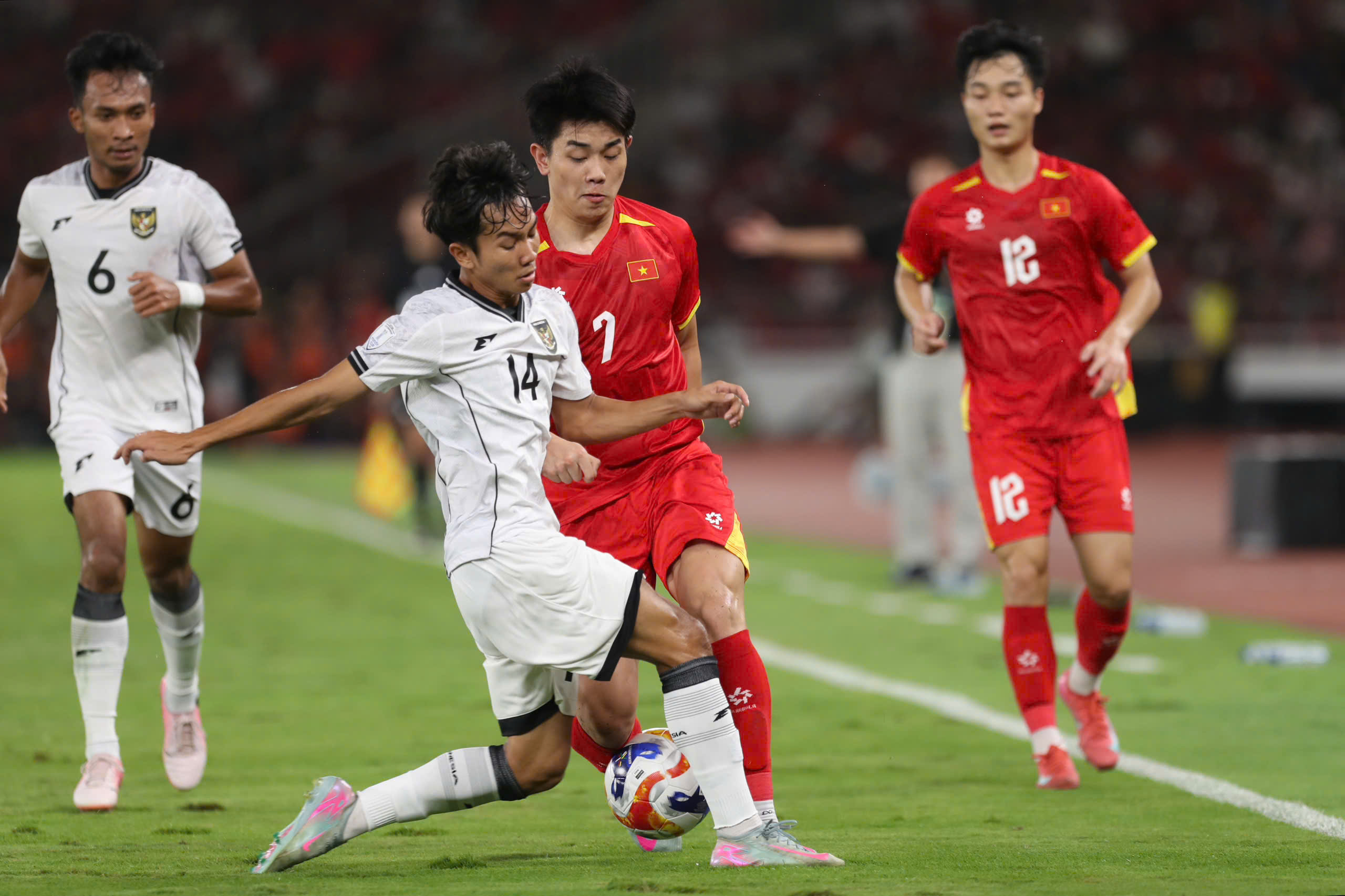 U23 Đông Nam Á 2025: Vì sao HLV Kim Sang-sik vái lạy trọng tài?- Ảnh 4.