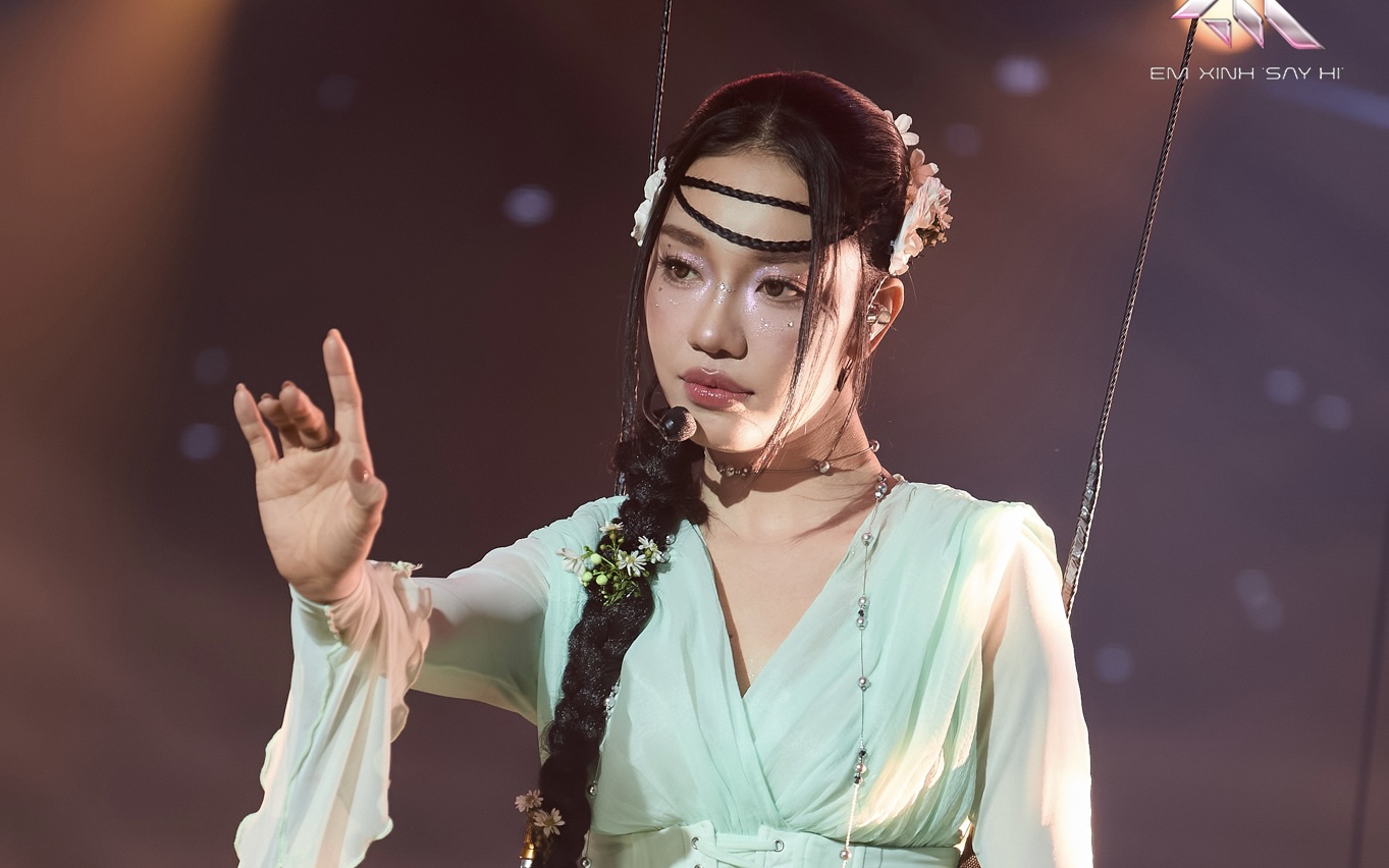 Hoàng Duyên biến lời tạm biệt Em xinh say hi thành bài hát mới