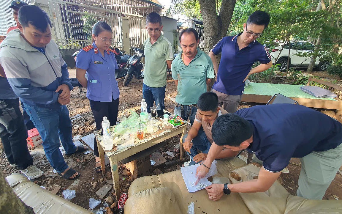Triệt phá tụ điểm buôn bán ma túy, thu giữ hàng trăm gói heroin