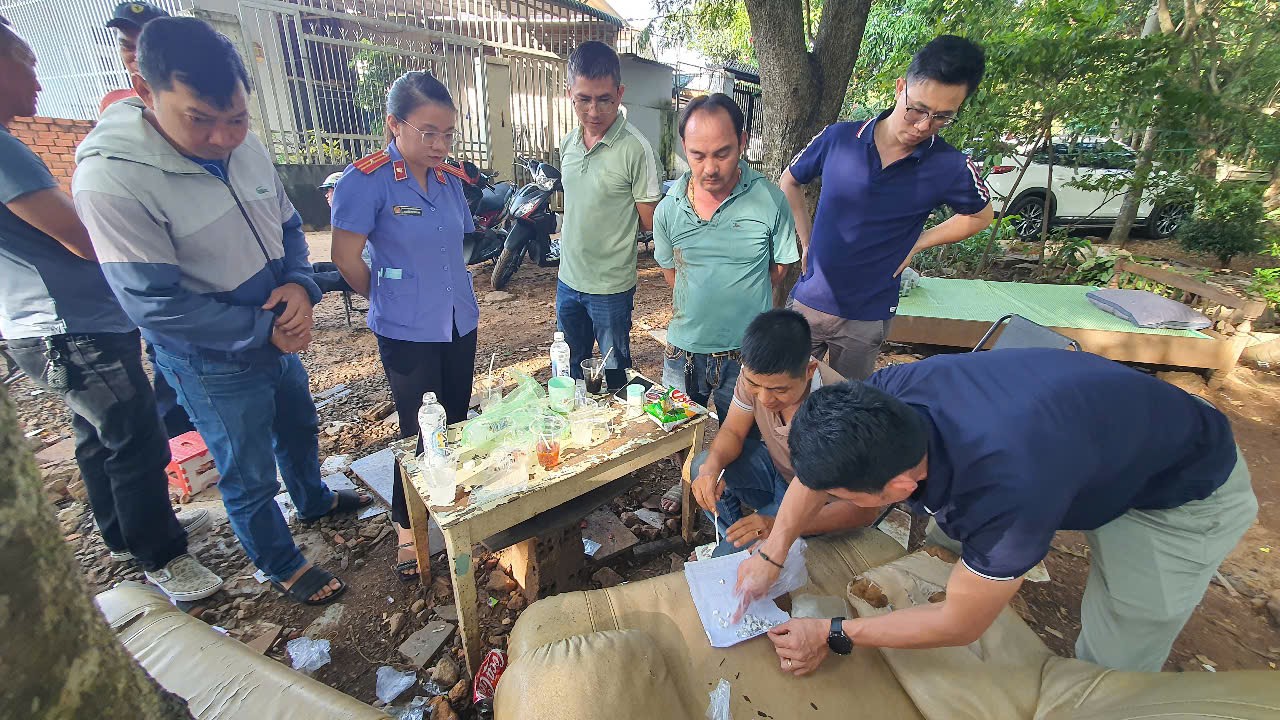 Triệt phá tụ điểm buôn bán ma túy, thu giữ hàng trăm gói Heroin- Ảnh 1.