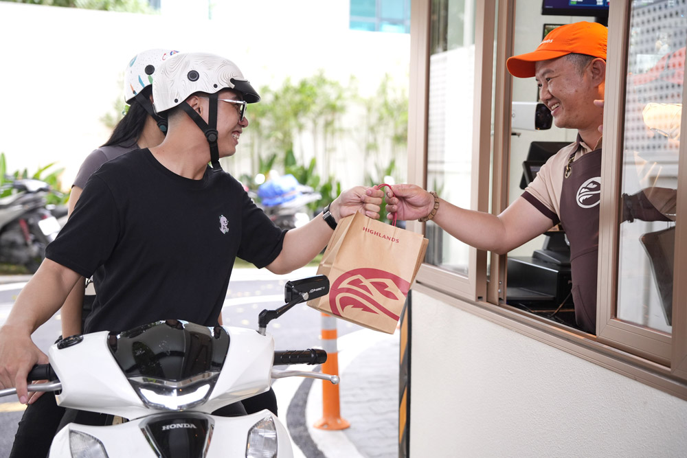 Highlands Coffee ra mắt m&ocirc; h&igrave;nh Drive-Thru đầu ti&ecirc;n trong ng&agrave;nh đồ uống- Ảnh 1.