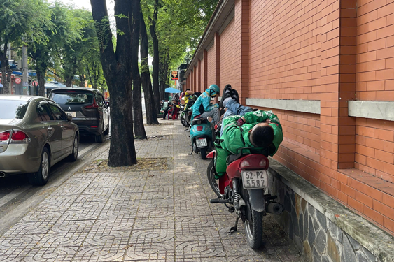 Mu&ocirc;n mặt nghề giao h&agrave;ng (*): Những nỗi niềm sau tay l&aacute;i - Ảnh 1.