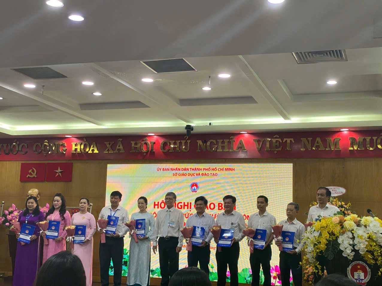 Sở GD-ĐT TP HCM c&ocirc;ng bố nhiều quyết định c&aacute;n bộ sau hợp nhất - Ảnh 1.