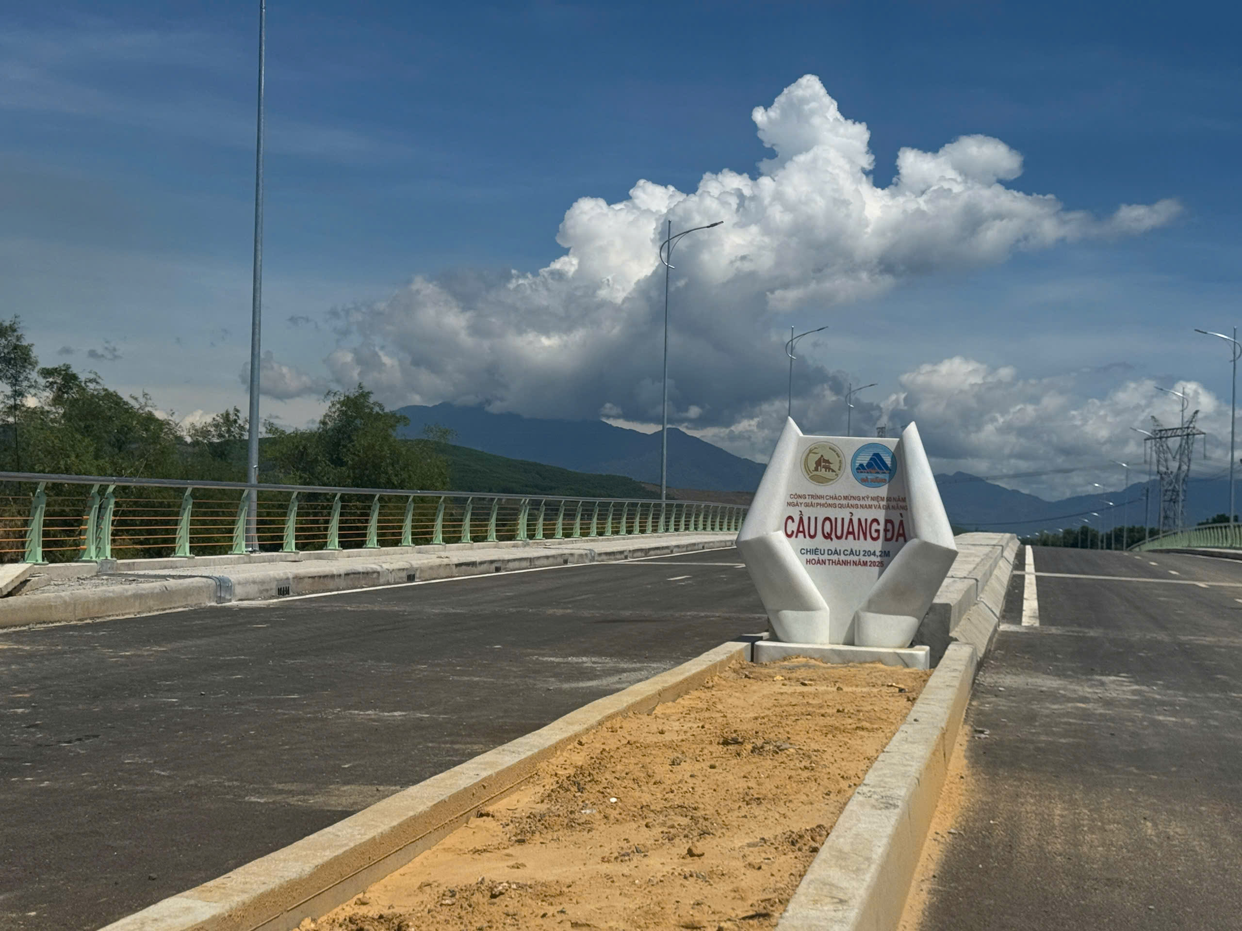 Cận cảnh cầu Quảng Đ&agrave; h&agrave;ng trăm tỉ thiếu đường dẫn, d&acirc;n "n&oacute;ng ruột"- Ảnh 3.
