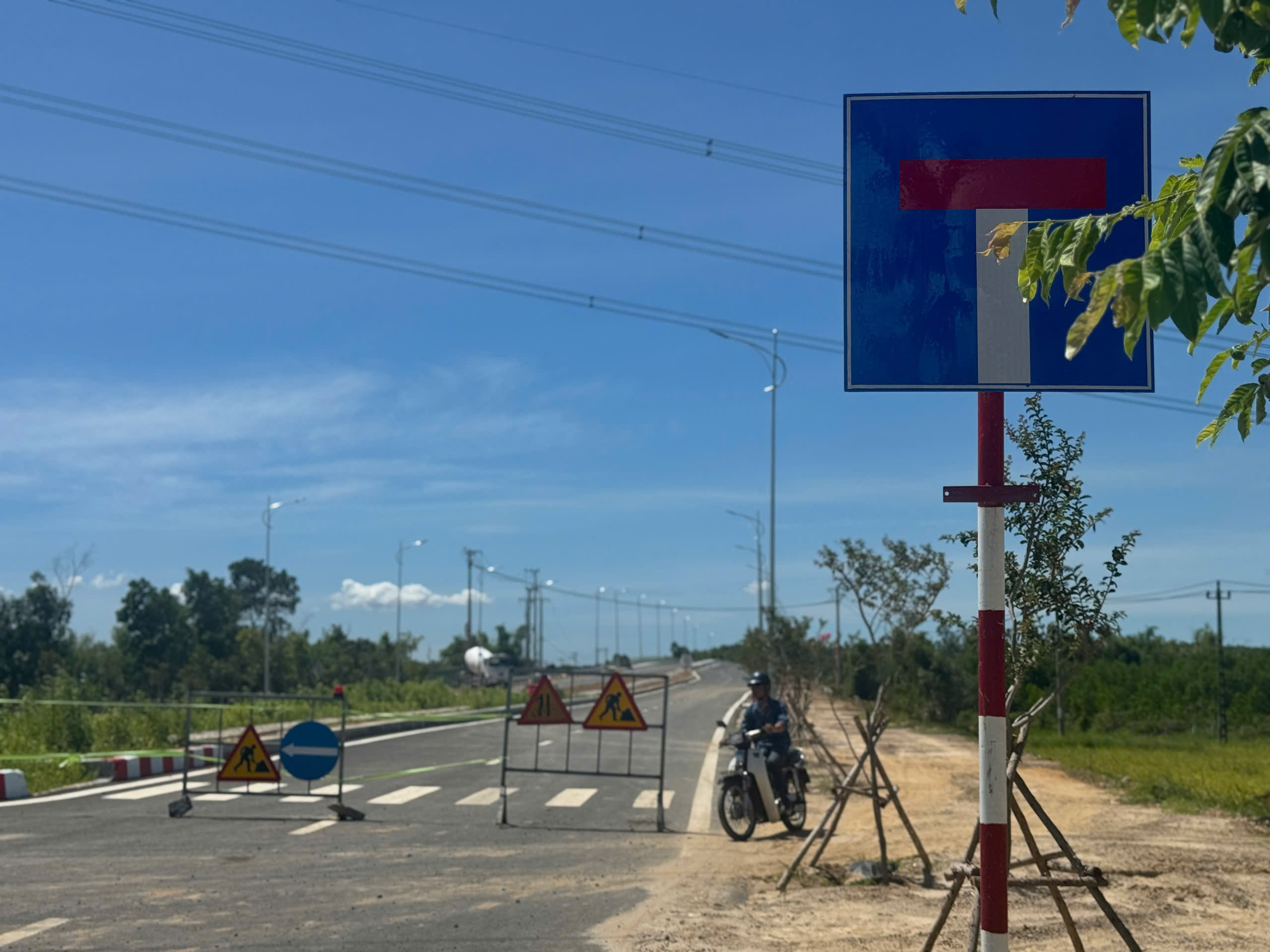 Cận cảnh cầu Quảng Đ&agrave; h&agrave;ng trăm tỉ thiếu đường dẫn, d&acirc;n "n&oacute;ng ruột"- Ảnh 7.