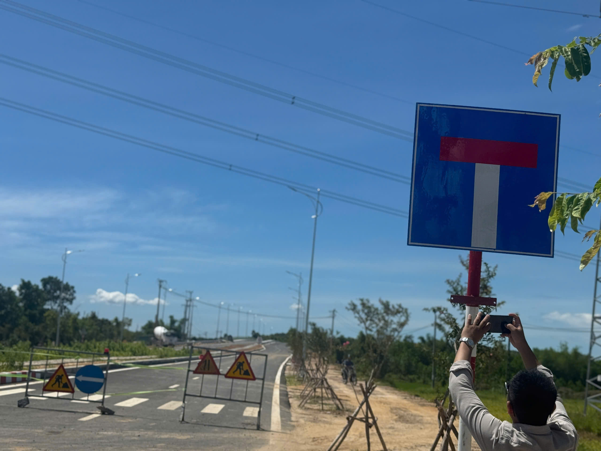 Cận cảnh cầu Quảng Đ&agrave; h&agrave;ng trăm tỉ thiếu đường dẫn, d&acirc;n "n&oacute;ng ruột"- Ảnh 6.
