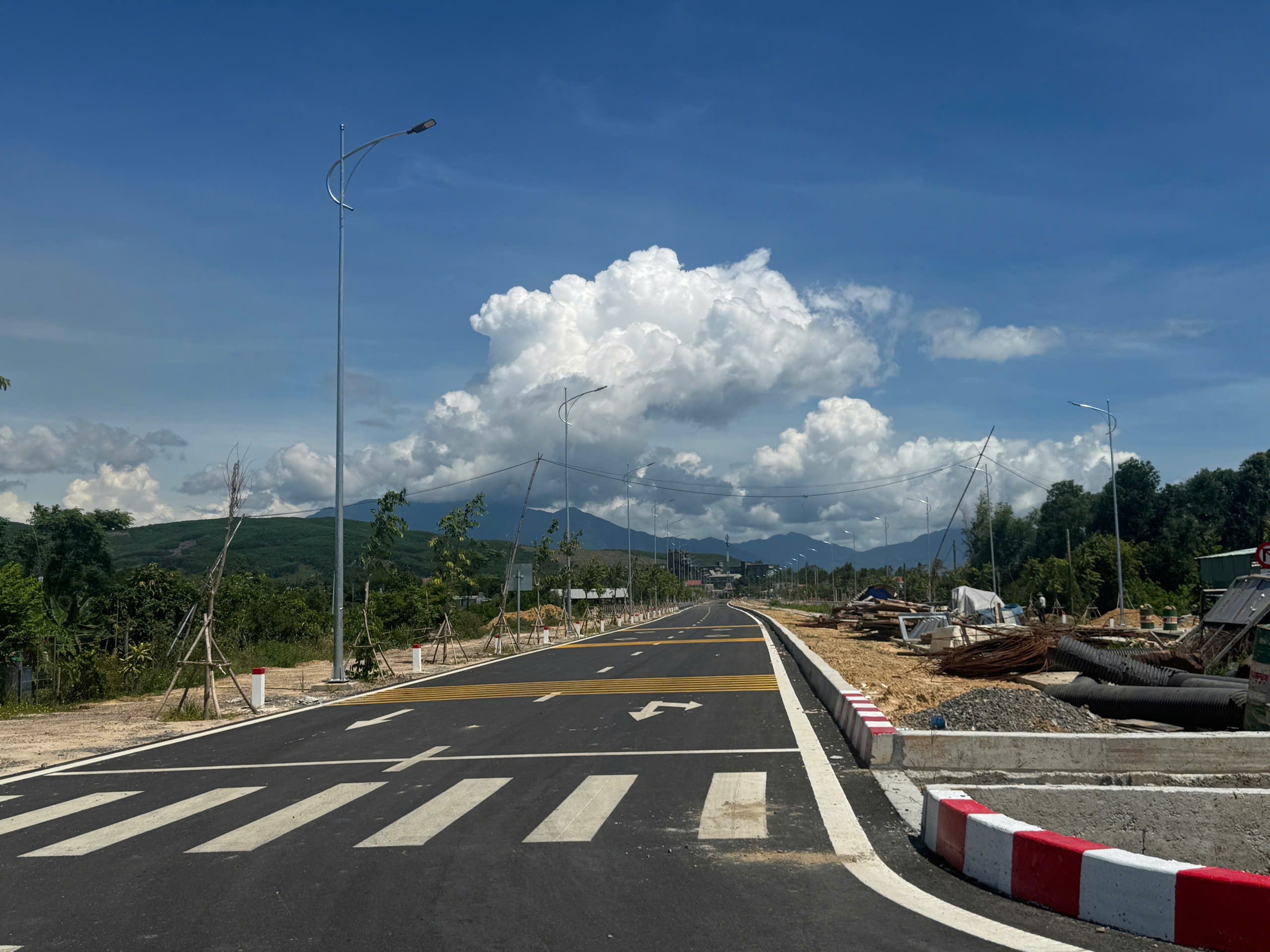 Cận cảnh cầu Quảng Đ&agrave; h&agrave;ng trăm tỉ thiếu đường dẫn, d&acirc;n "n&oacute;ng ruột"- Ảnh 4.