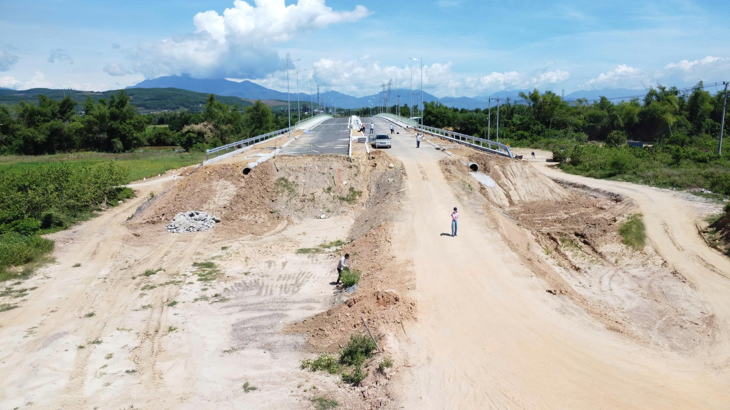 Cận cảnh cầu Quảng Đ&agrave; h&agrave;ng trăm tỉ thiếu đường dẫn, d&acirc;n "n&oacute;ng ruột"- Ảnh 10.