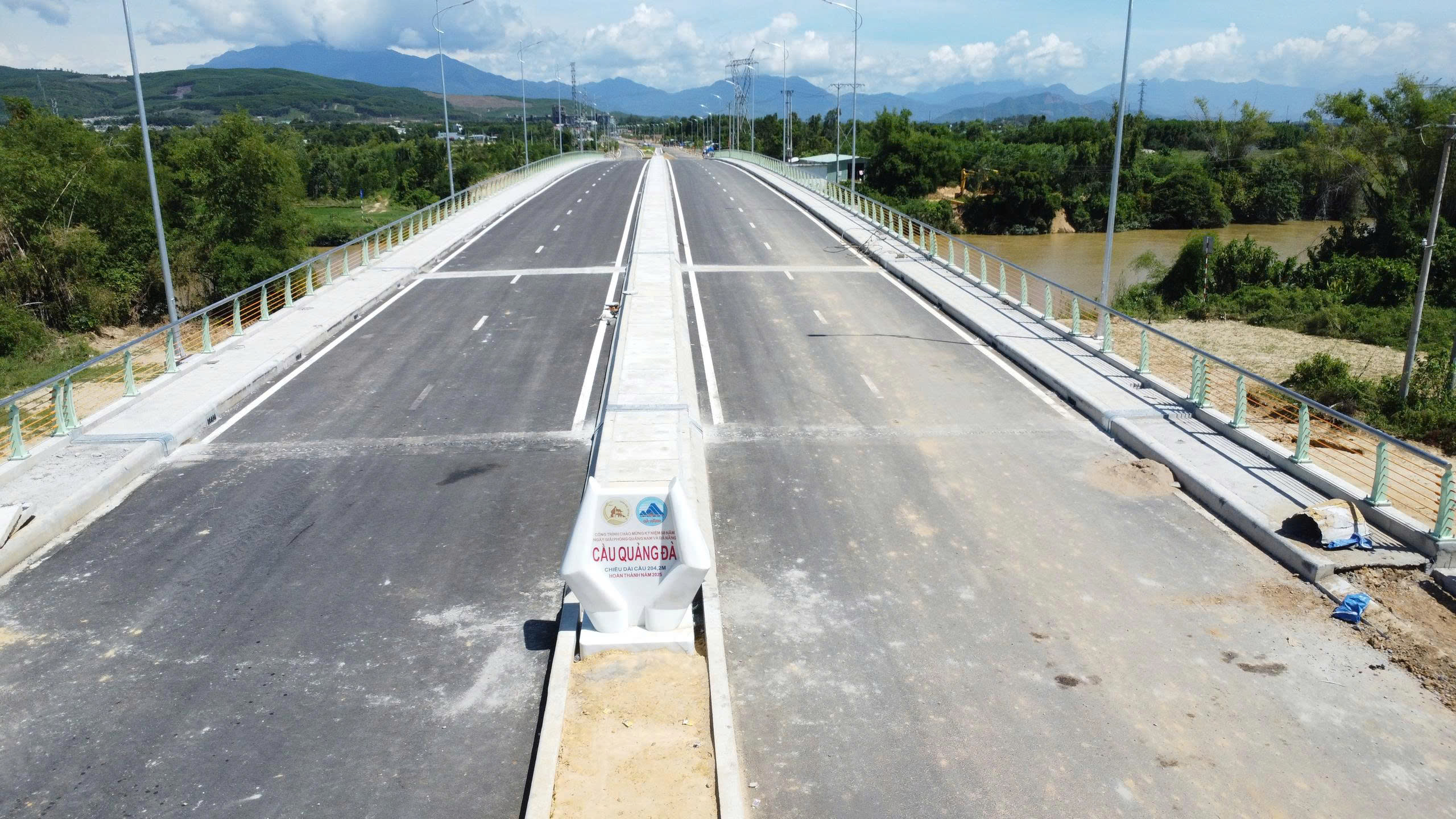 Cận cảnh cầu Quảng Đ&agrave; h&agrave;ng trăm tỉ thiếu đường dẫn, d&acirc;n "n&oacute;ng ruột"- Ảnh 8.