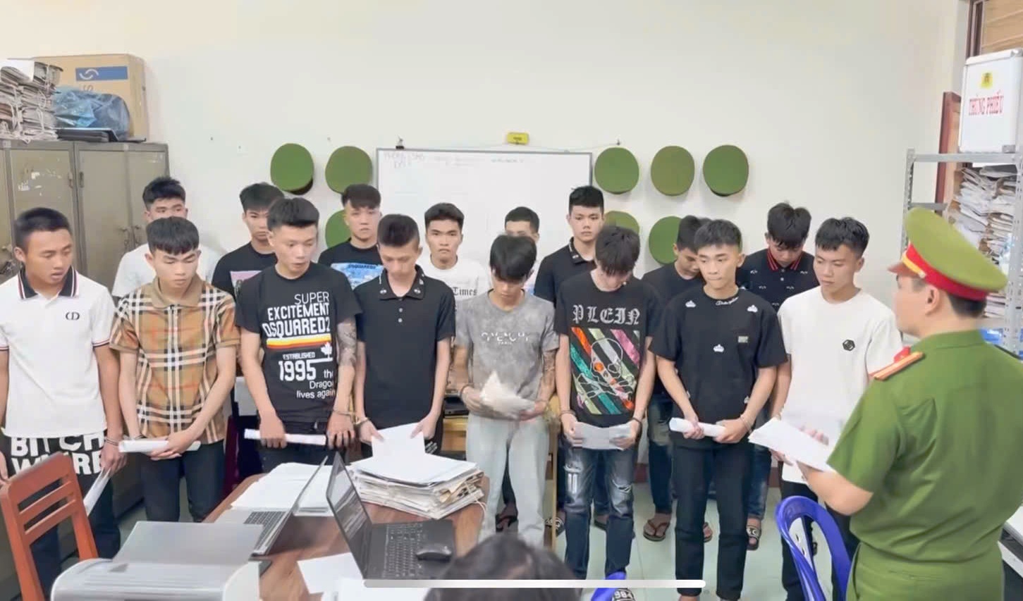 20 thanh ni&ecirc;n l&agrave;ng ch&agrave;i v&ocirc; cớ ch&eacute;m người, bị khởi tố- Ảnh 1.