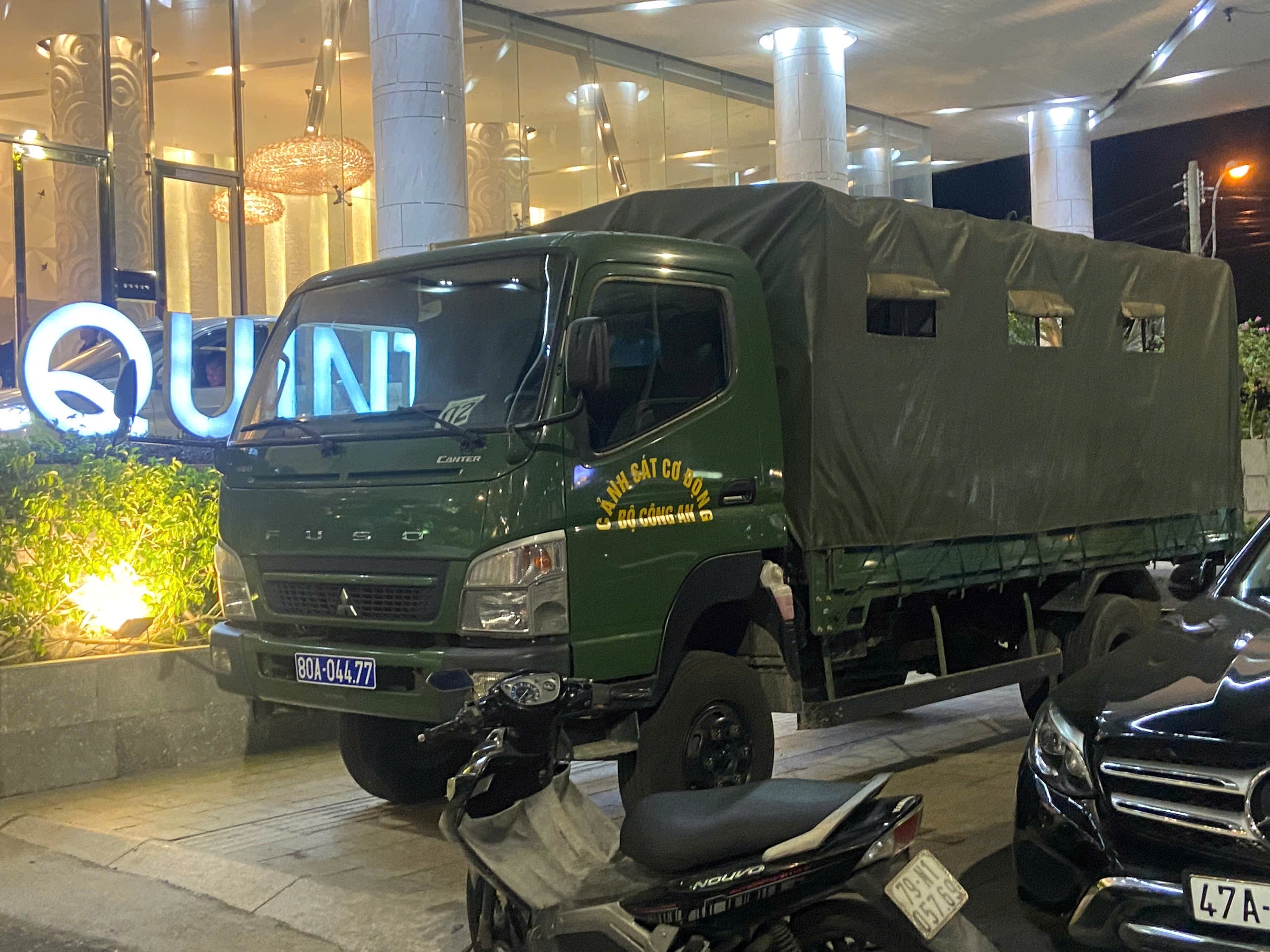 Nhiều cảnh s&aacute;t phong tỏa kh&aacute;ch sạn Quinter Nha Trang  - Ảnh 3.